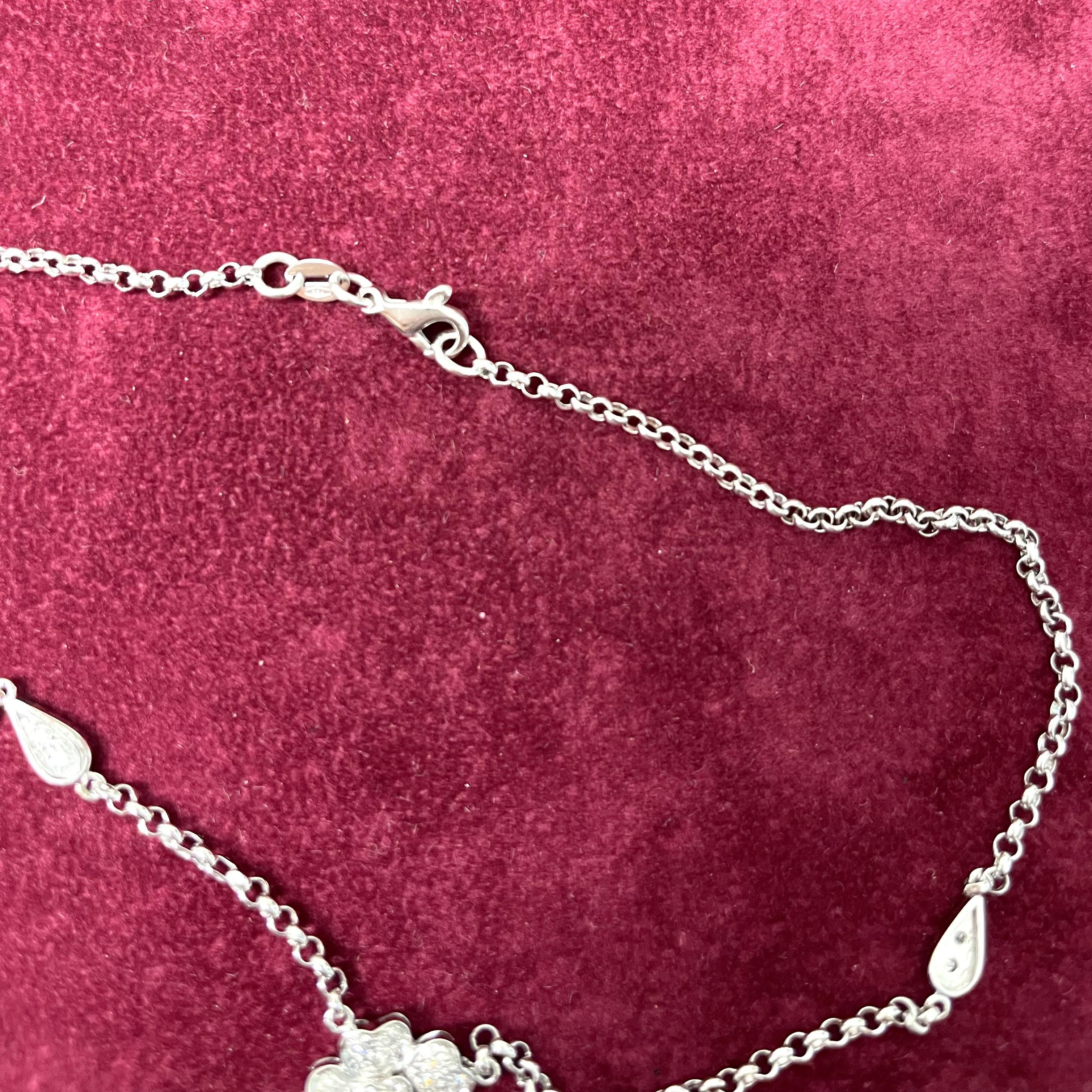 Halskette mit Blumenanhänger aus 18 Karat Weißgold mit Diamanten im Zustand „Neu“ im Angebot in Milano, IT