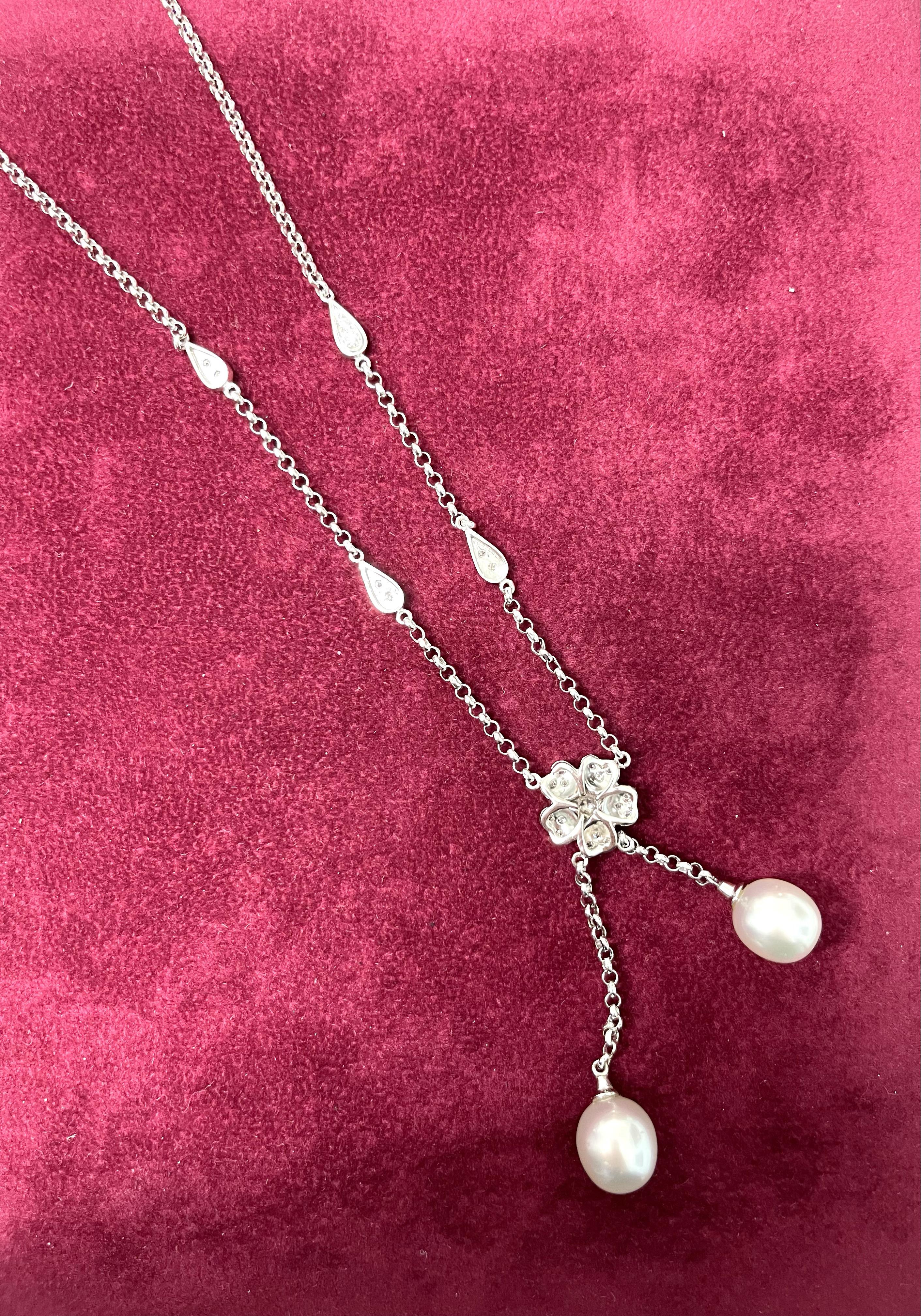 Women's or Men's 18 Karat White Gold Diamond Flower Pendant Necklace For Sale