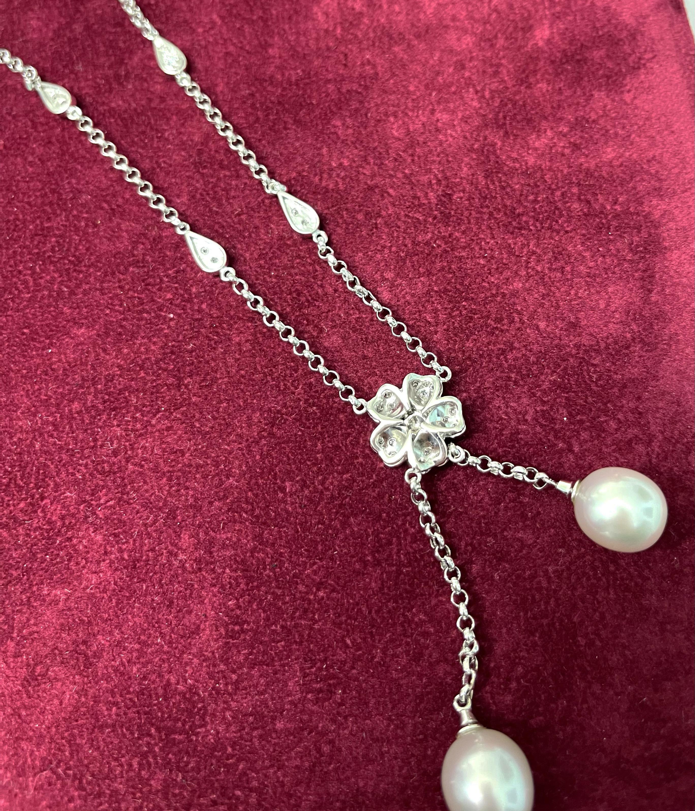 18 Karat White Gold Diamond Flower Pendant Necklace For Sale 1