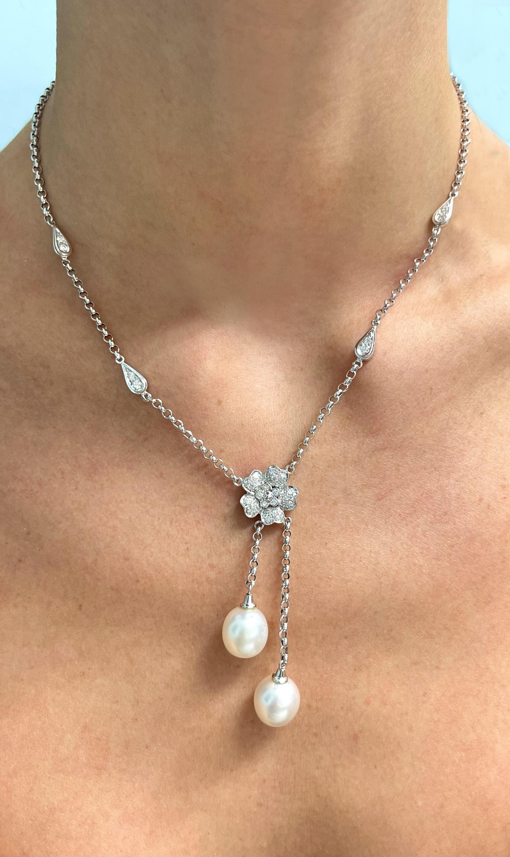 18 Karat White Gold Diamond Flower Pendant Necklace For Sale 2