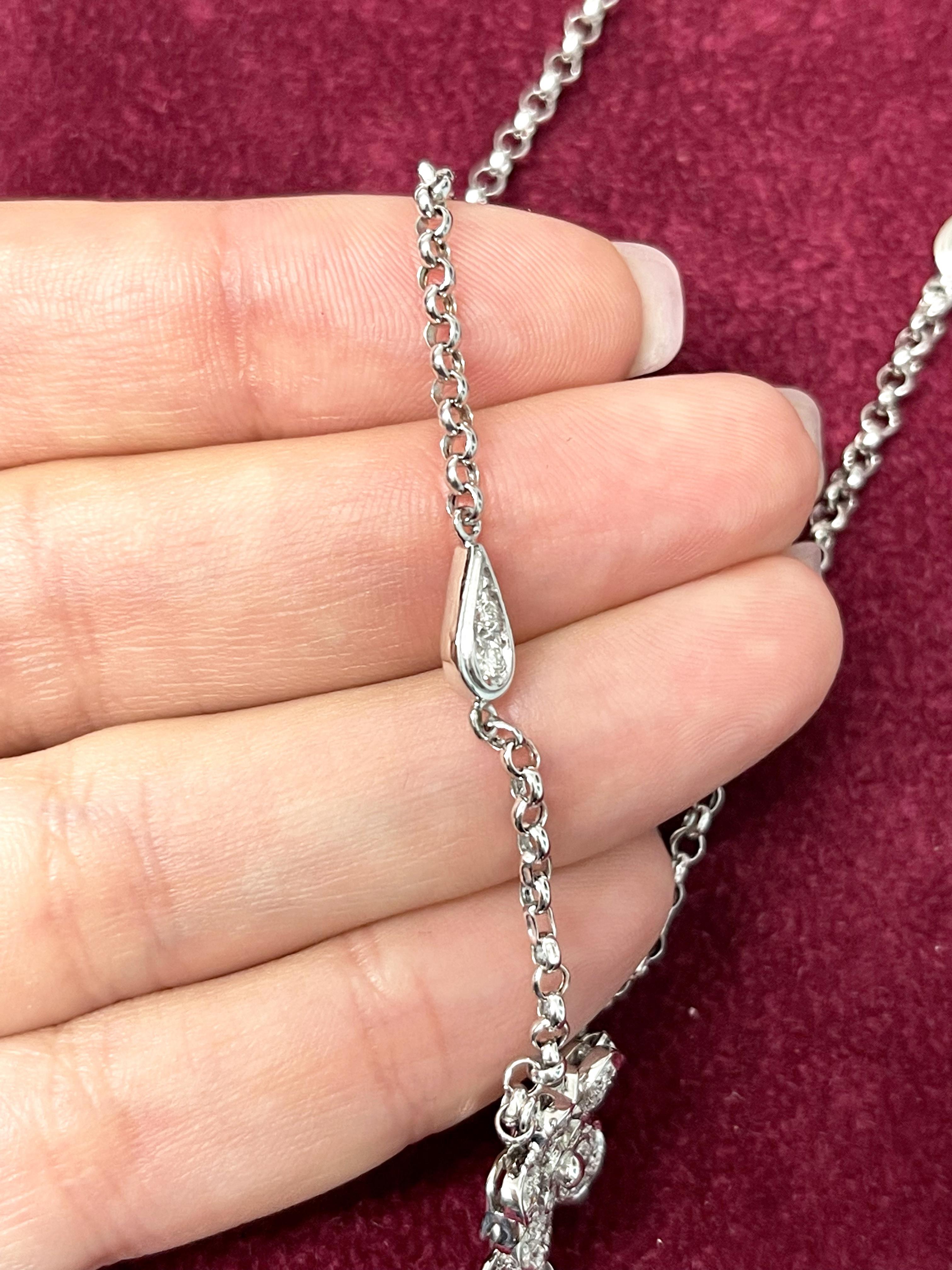 18 Karat White Gold Diamond Flower Pendant Necklace For Sale 4