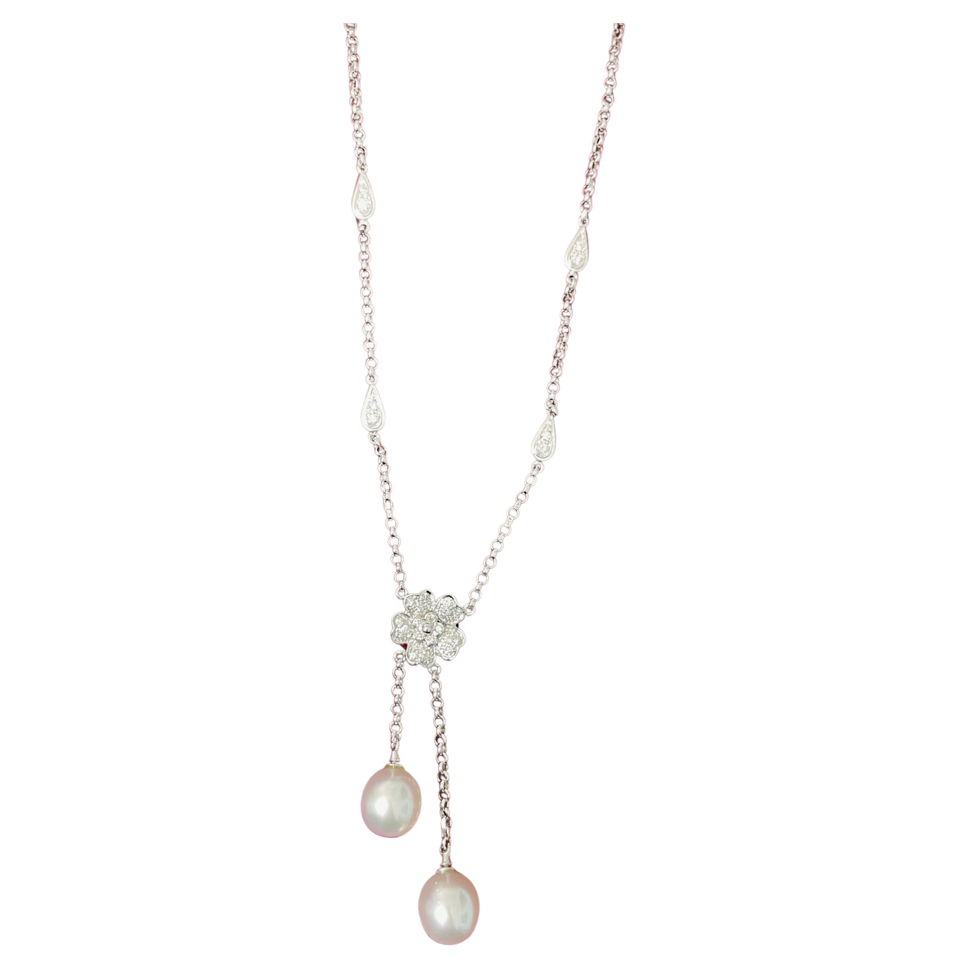 18 Karat White Gold Diamond Flower Pendant Necklace