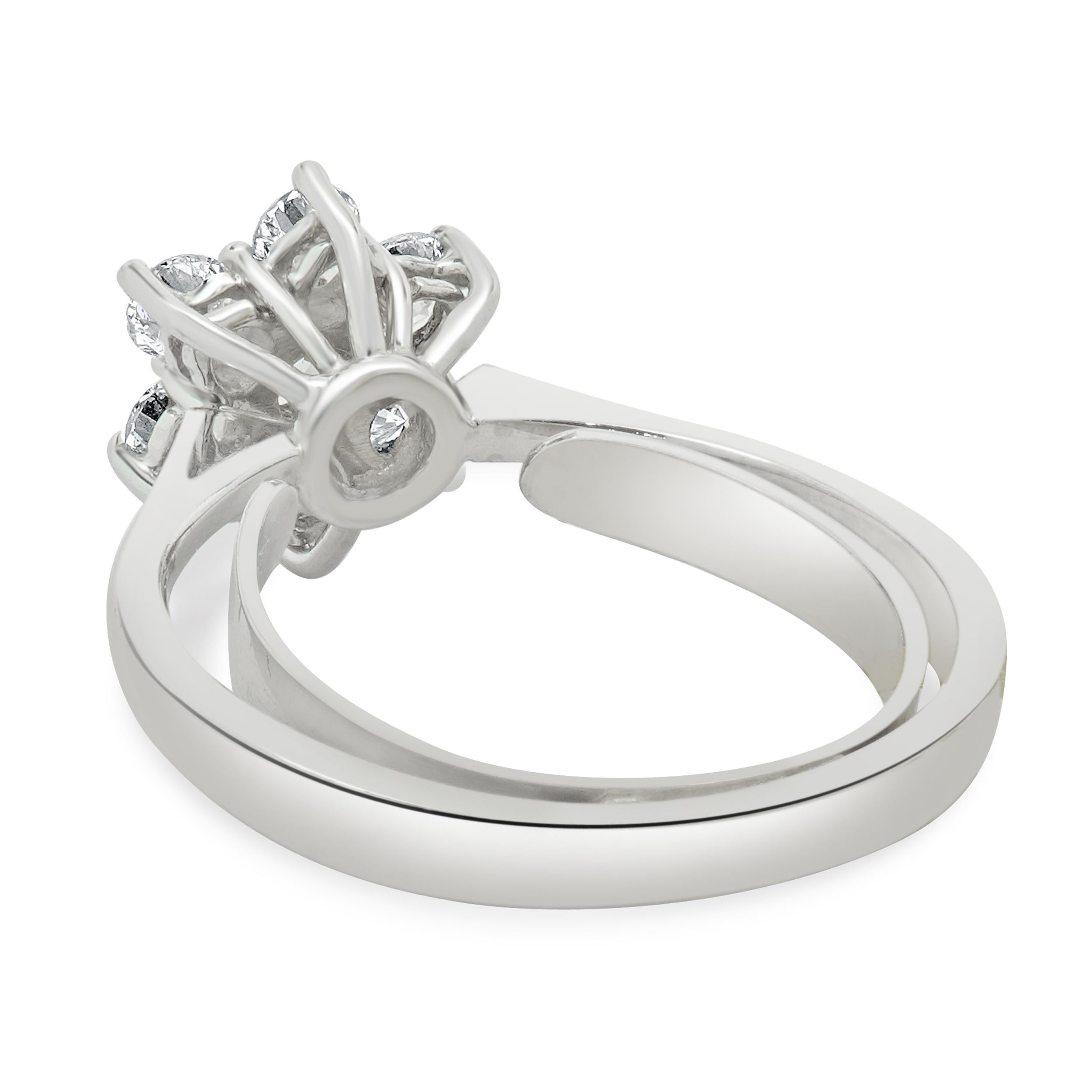 18 Karat White Gold Diamond Flower Ring Corte redondo en venta