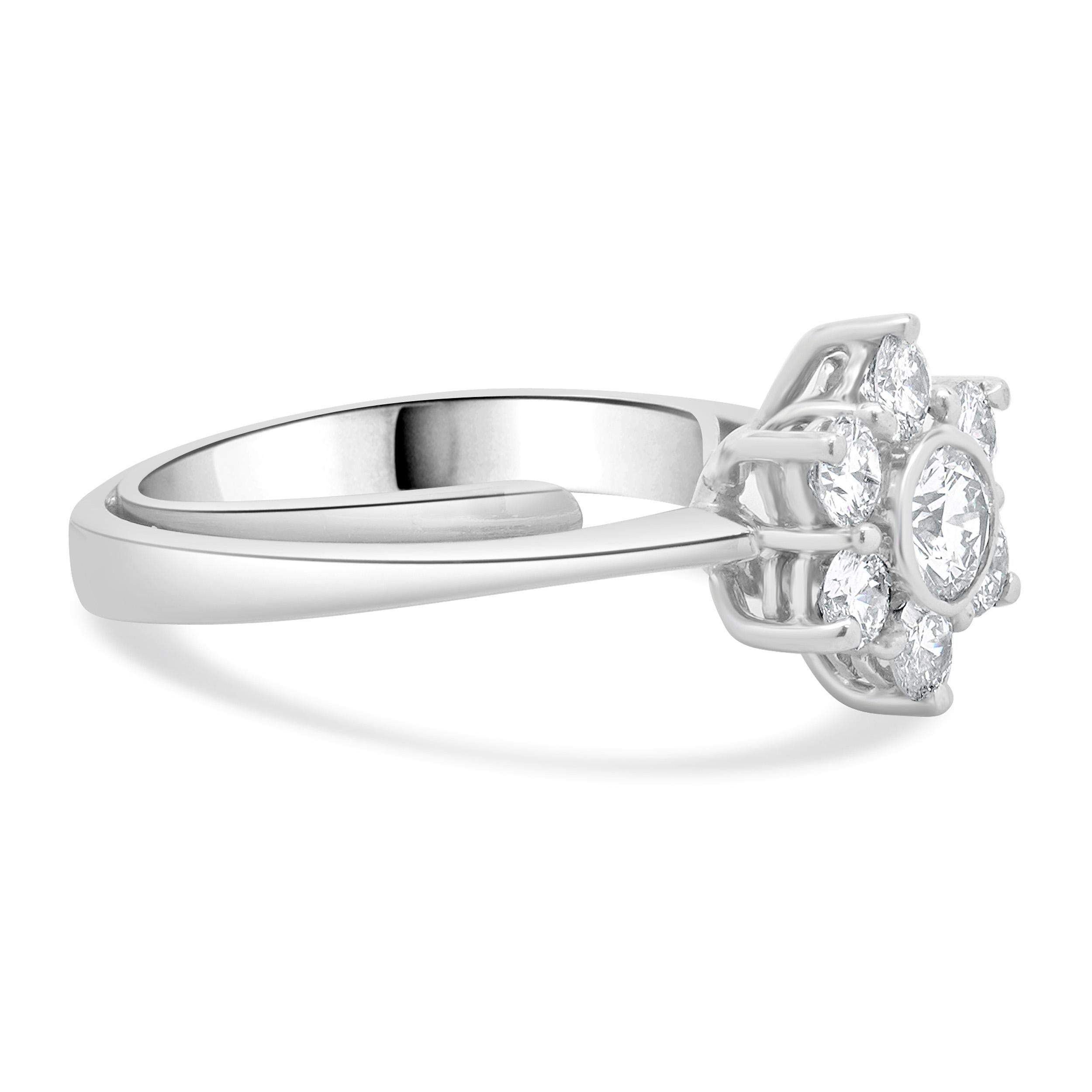 18 Karat White Gold Diamond Flower Ring en Excelente estado para la venta en Scottsdale, AZ