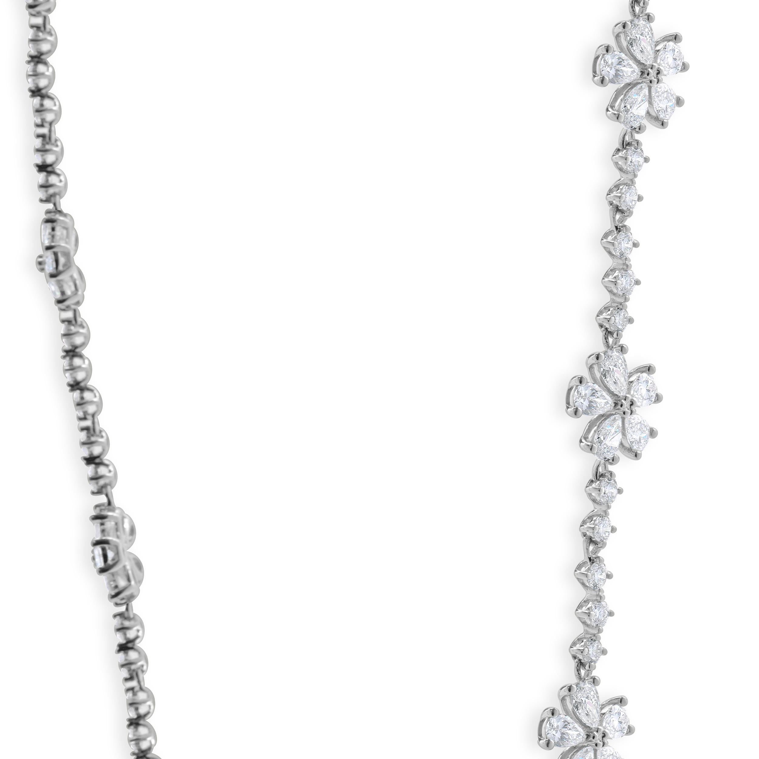 Designer: kundenspezifisch
MATERIAL: 18K Weißgold
Diamanten: 40 runde Diamanten im Brillantschliff = 1,53cttw
Farbe: G 
Klarheit: VS1-2
Diamanten: 45 Birnenschliff = 4,08cttw
Farbe: G / H
Klarheit: VS2-SI1
Abmessungen: Halskette misst 18-Zoll in der