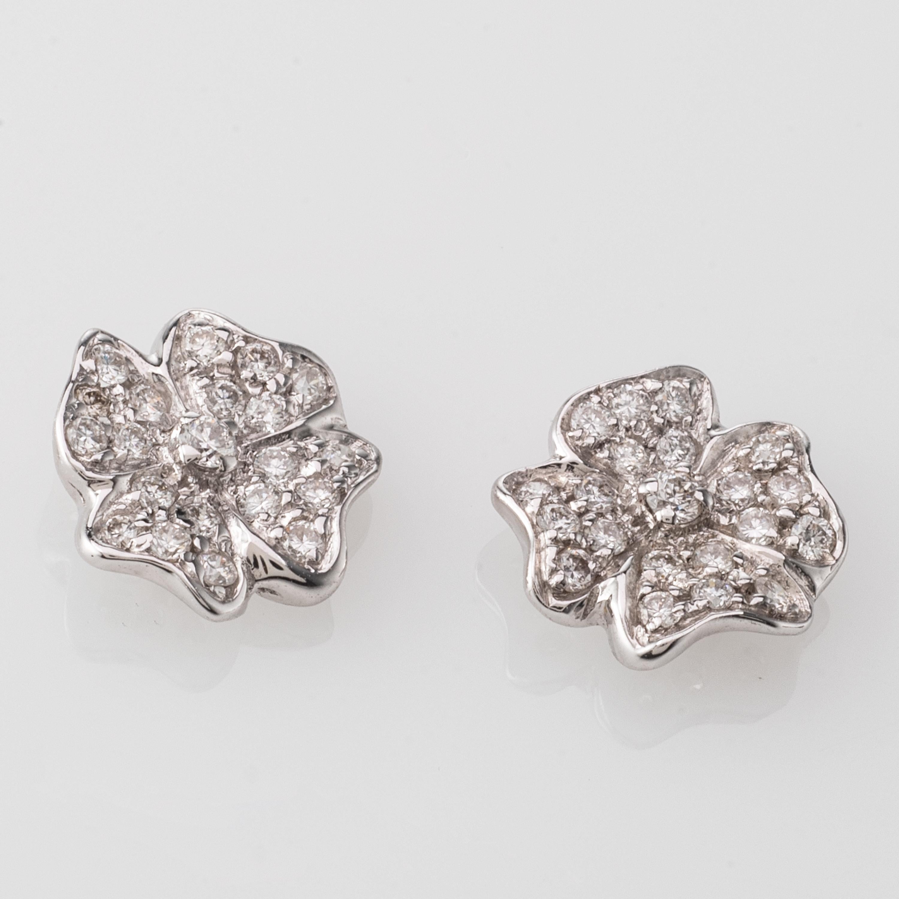 Modern and Elegant Flower Earrings.
0.36 Carat Diamond set in 18 Karat White gold.
Customisation of gold colour, stones is possible. We can custom make this item according to your taste. When customising take place, production time is 2 to 6 weeks.
