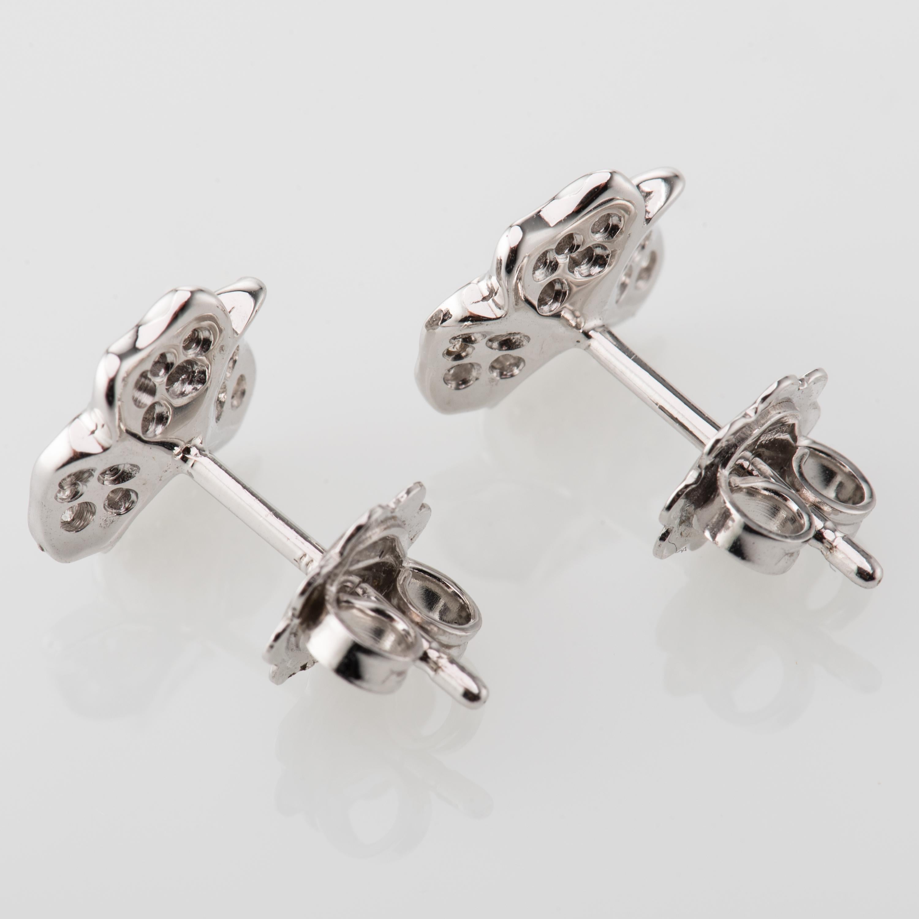 18 Karat White Gold Diamond Flower Stud Earrings In New Condition For Sale In London, UK