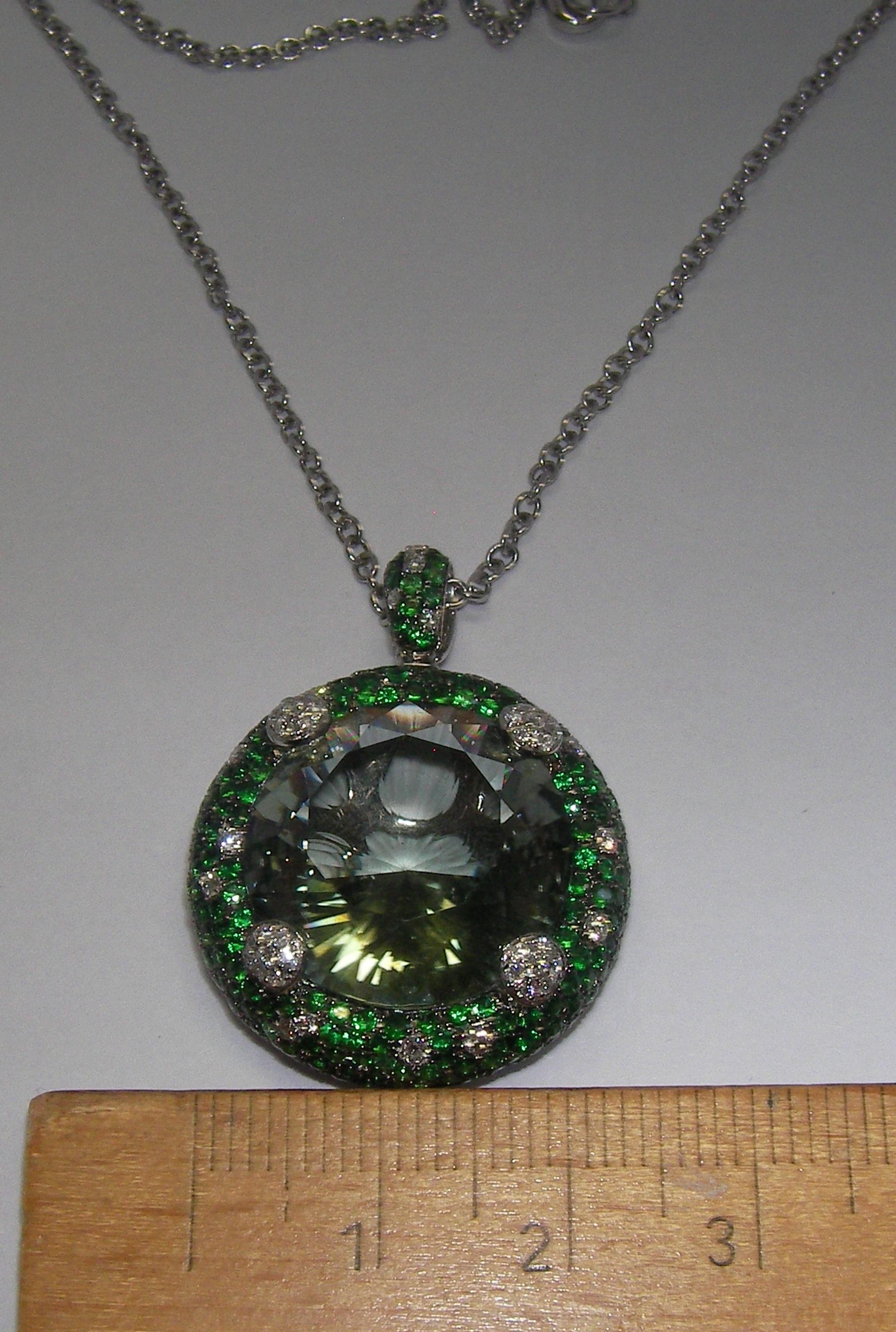 18 Karat White Gold Diamond Green Amethyst and Tsavorite Chain and Pendant In New Condition For Sale In Duesseldorf, DE
