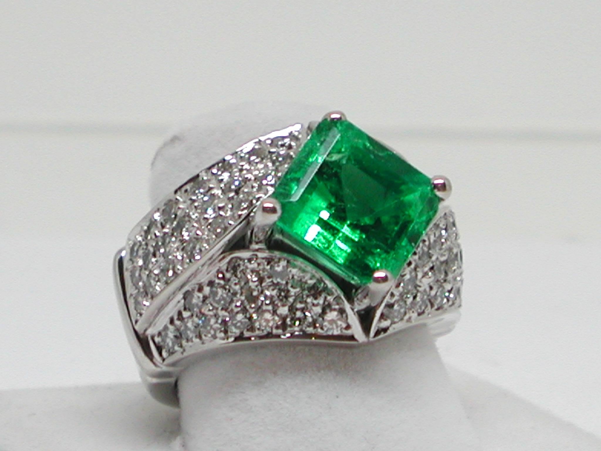 IGI certificate number: F4J84599 
Gold: 18 carat white gold 
Weight: 22,73gr. 
Diamonds: 2,00ct. colour: E-F clarity: VVS-VS 
Emerald: 5,00ct. Origine: Colombia Color: Green, Transparent Fine Colour Quality ( Natural emeralds are commonly enhanced: