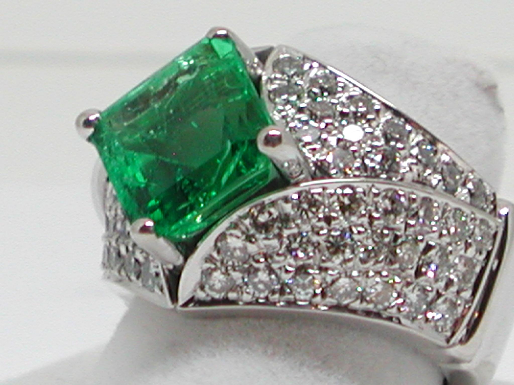 Round Cut 18 Karat White Gold Diamond Green Colombian Emerald Cocktail Engagement Ring 