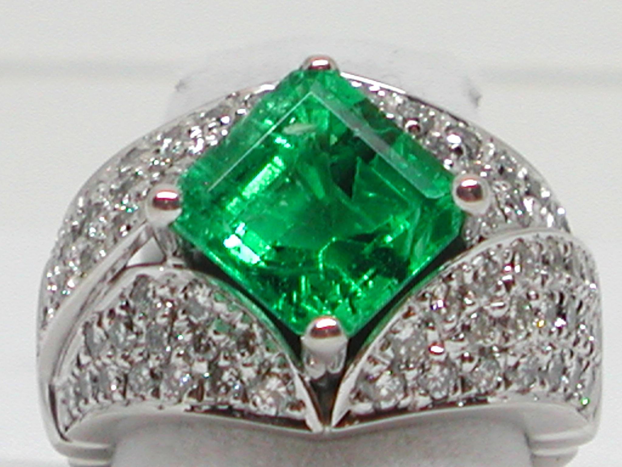 18 Karat White Gold Diamond Green Colombian Emerald Cocktail Engagement Ring  In Excellent Condition In Antwerp, BE