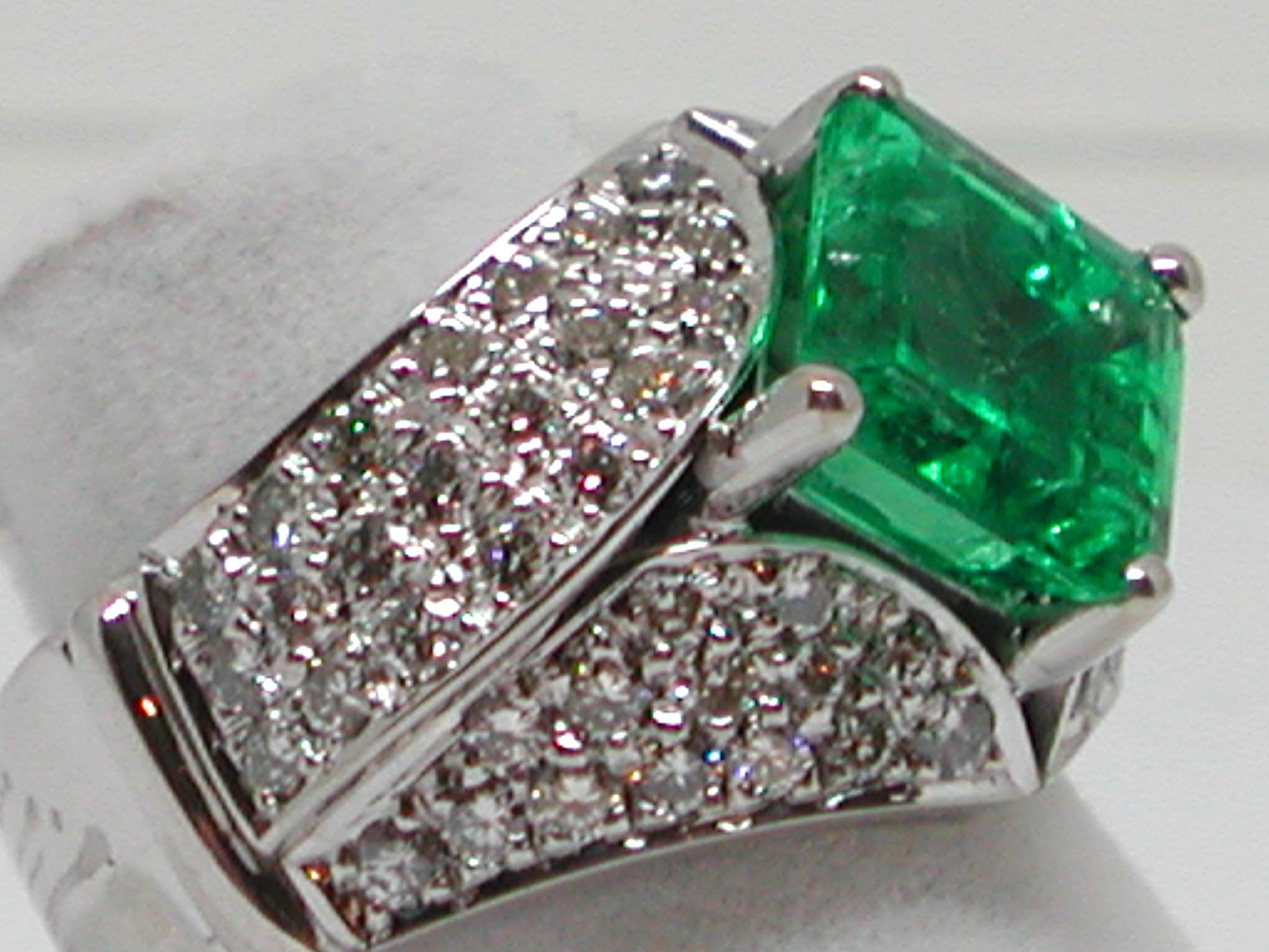 Women's 18 Karat White Gold Diamond Green Colombian Emerald Cocktail Engagement Ring 