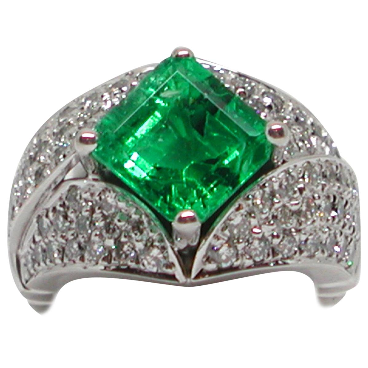 18 Karat White Gold Diamond Green Colombian Emerald Cocktail Engagement Ring 