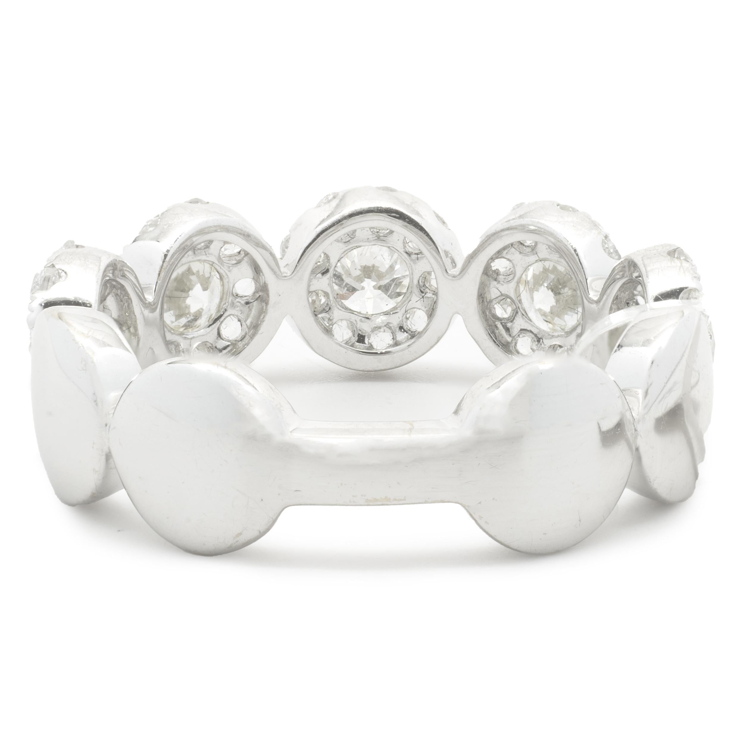 18 Karat Weißgold Diamant-Halo-Ring im Zustand „Hervorragend“ im Angebot in Scottsdale, AZ