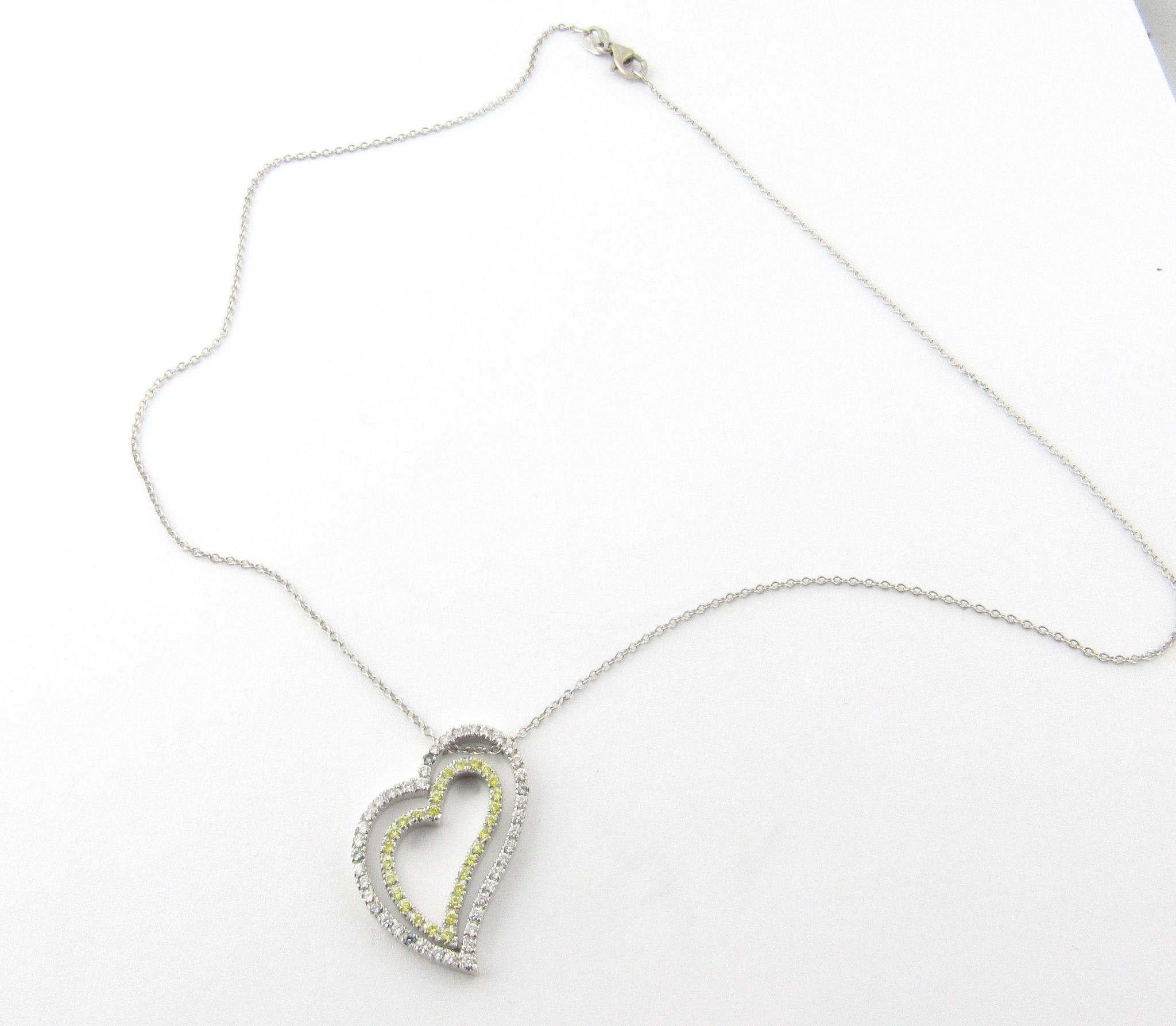 Taglio rotondo Ciondolo a cuore con diamante in oro bianco 18 carati in vendita