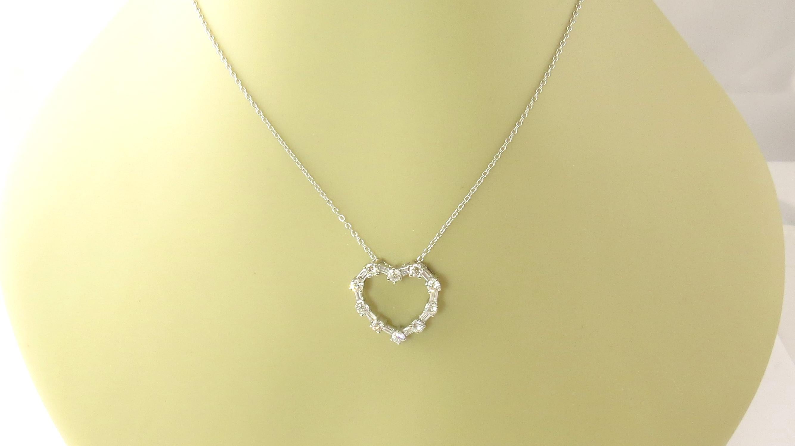 Pendentif cœur en or blanc 18 carats et diamants en vente 3