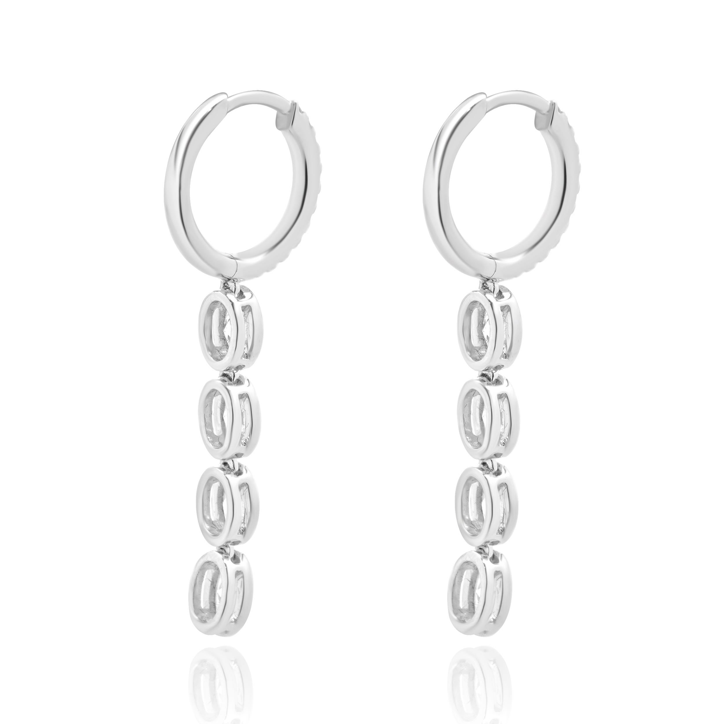 Taglio rotondo Orecchini a pendente con diamante in oro bianco 18 carati in vendita