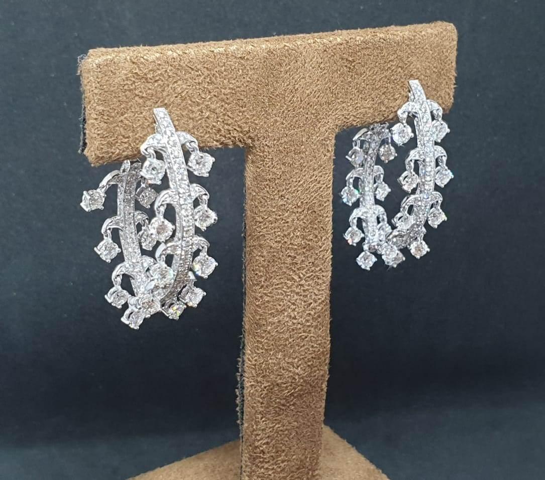 18 Karat White Gold and Diamond Hoops In New Condition For Sale In MUMBAI, IN
