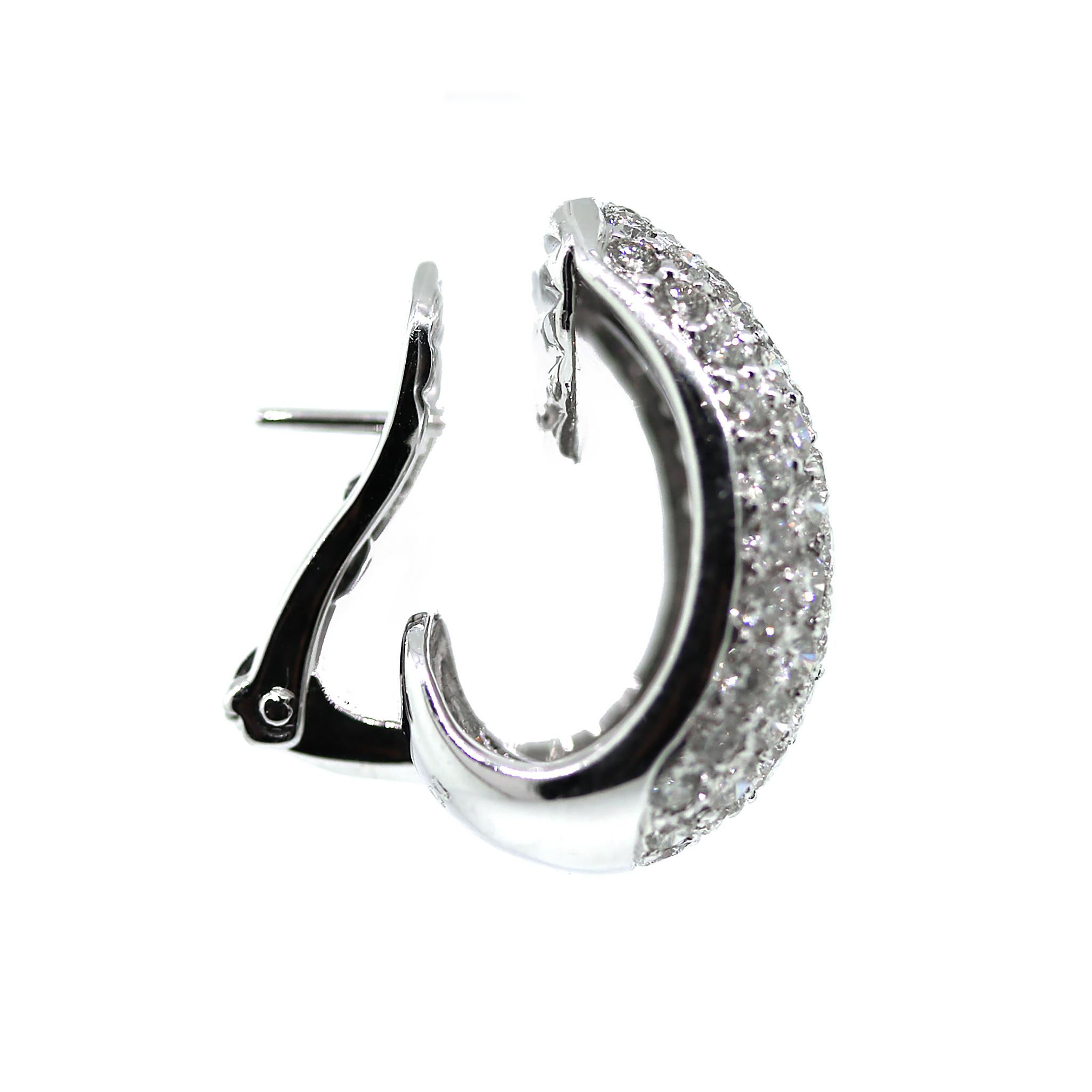 Round Cut 18 karat White Gold Diamond Huggie Earrings