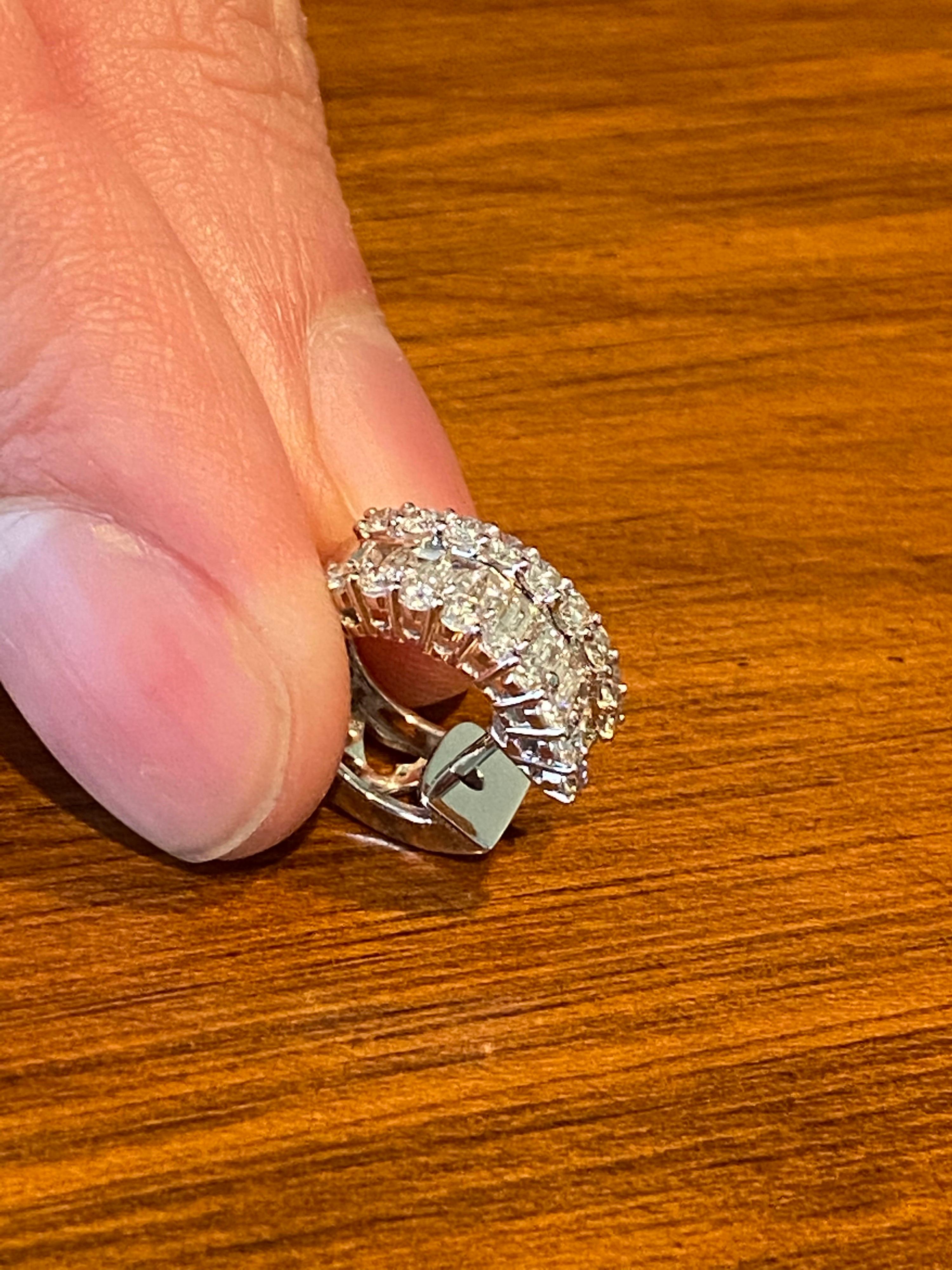 18 Karat White Gold Diamond Huggies In New Condition For Sale In Great Neck, NY