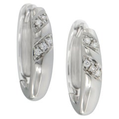 Pendientes de aro abrazador de diamantes en oro blanco de 18 quilates