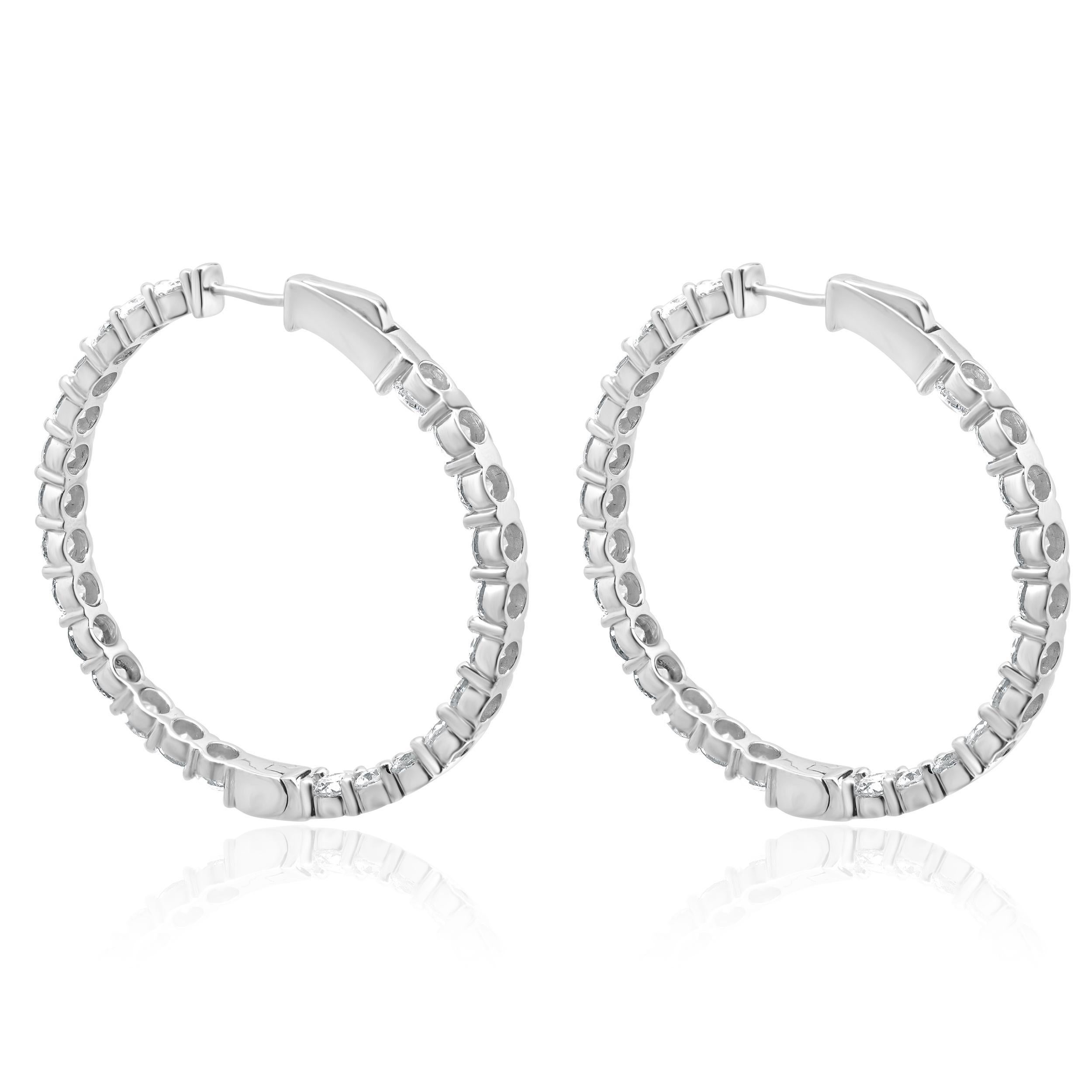 Taglio rotondo Orecchini a cerchio in oro bianco 18 carati con diamante interno ed esterno in vendita