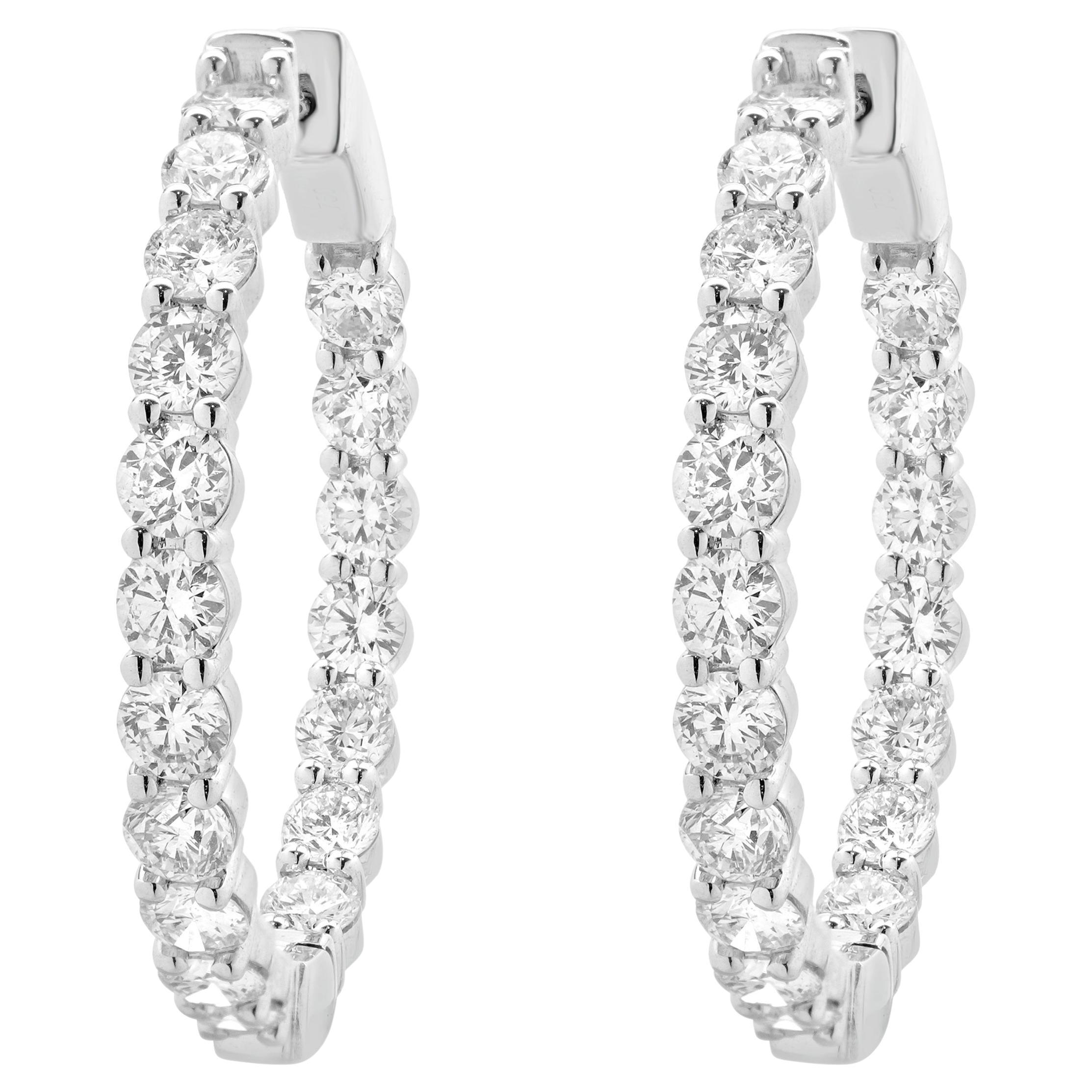 Boucles d
oreilles cerceau en or blanc 18 carats avec diamants à l
intérieur et extérieur