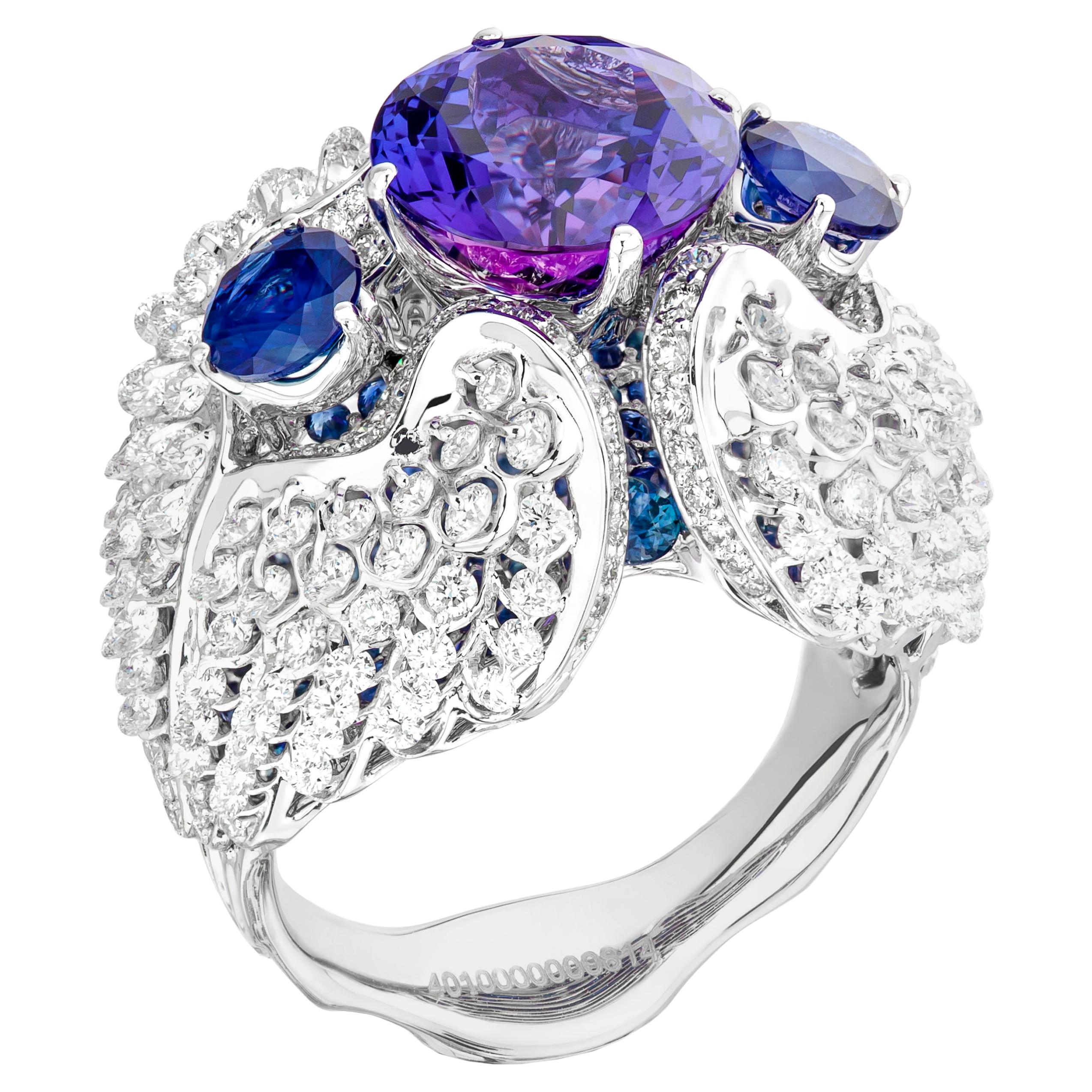 Bague en or blanc 18 carats avec tanzanite de couleur intense et diamants à aile d'ange en vente