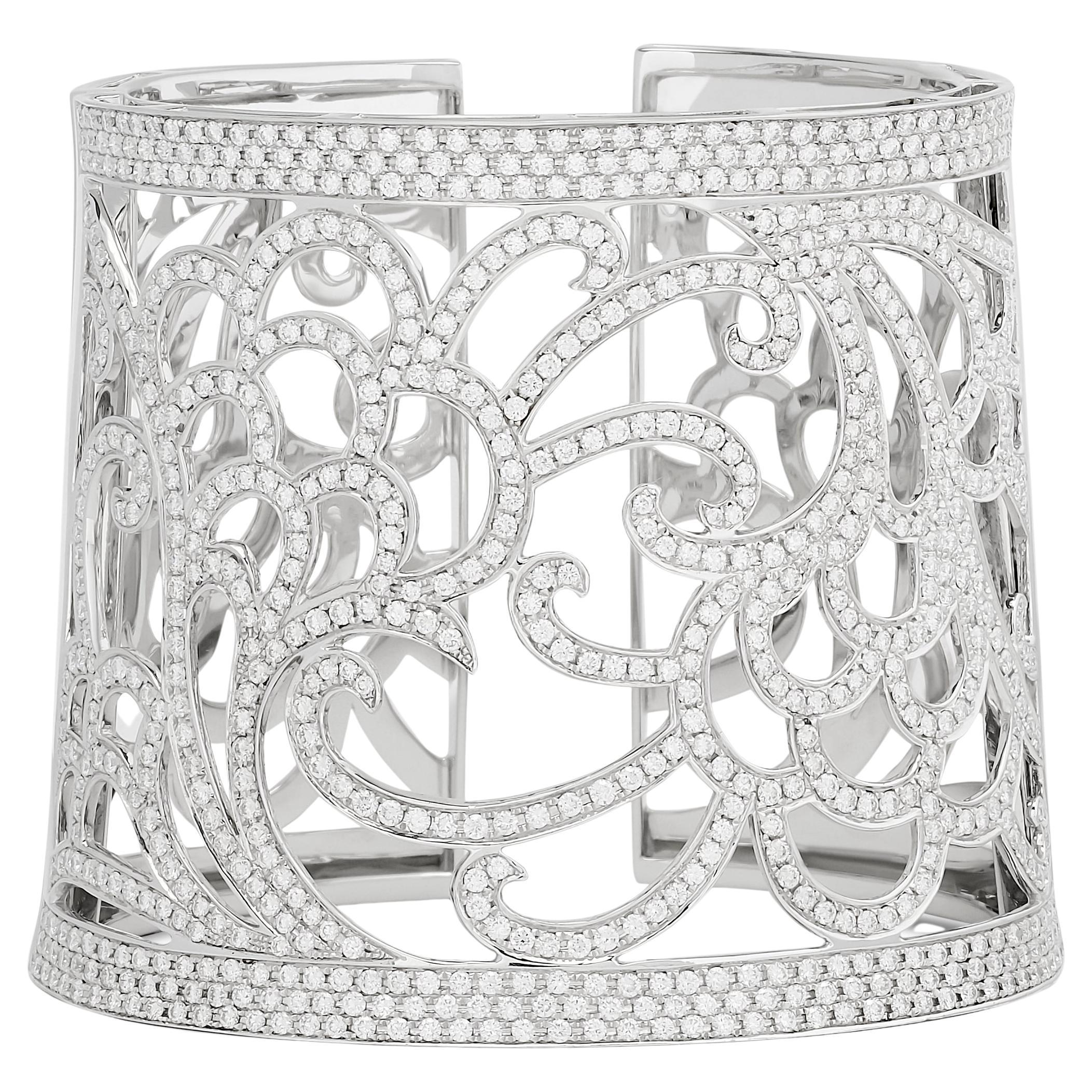 Pulsera brazalete con filigrana de diamantes en oro blanco de 18 quilates