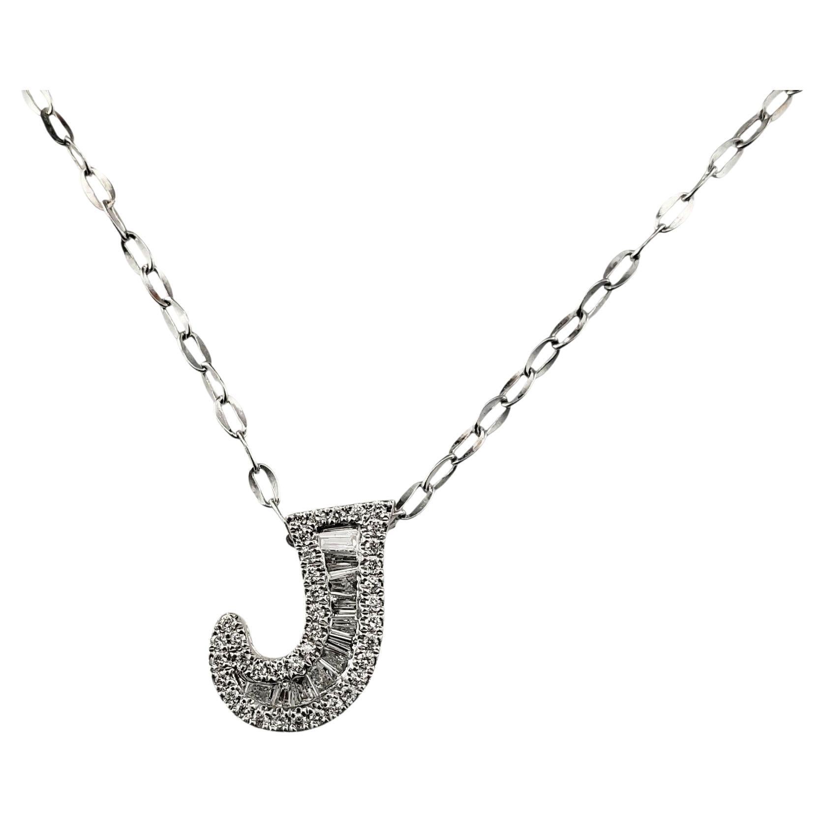 Collier à pendentif "J" en or blanc 18 carats et diamants #22819 en vente