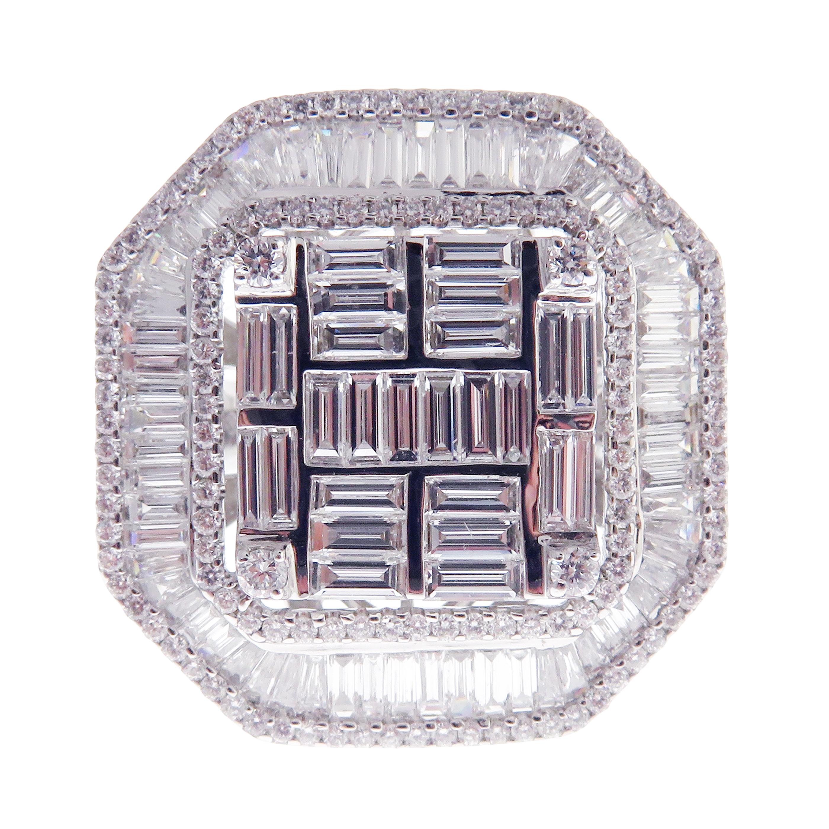 Grande bague fantaisie carrée angulaire en or blanc 18 carats avec diamants et baguettes Neuf - En vente à Los Angeles, CA