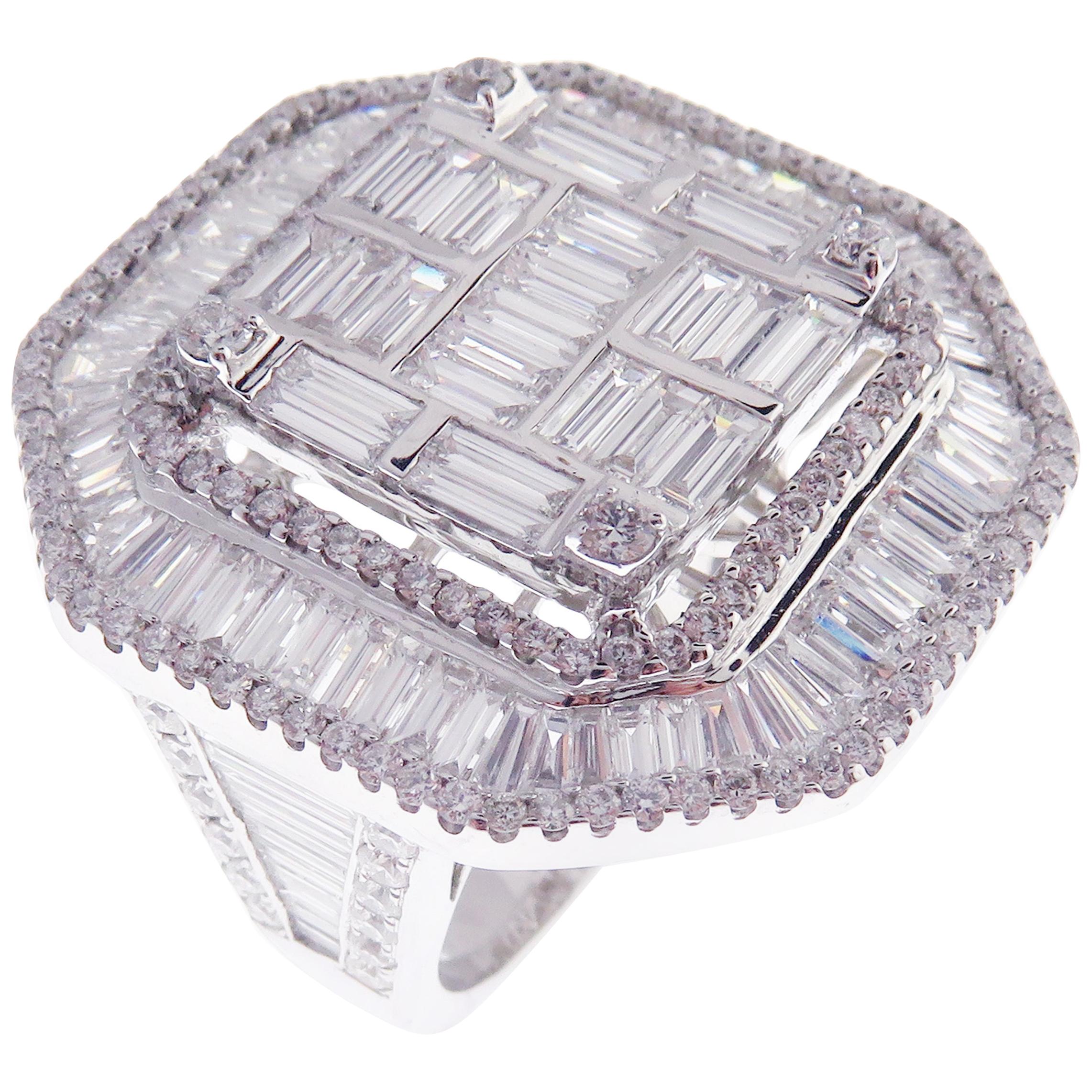Grande bague fantaisie carrée angulaire en or blanc 18 carats avec diamants et baguettes en vente