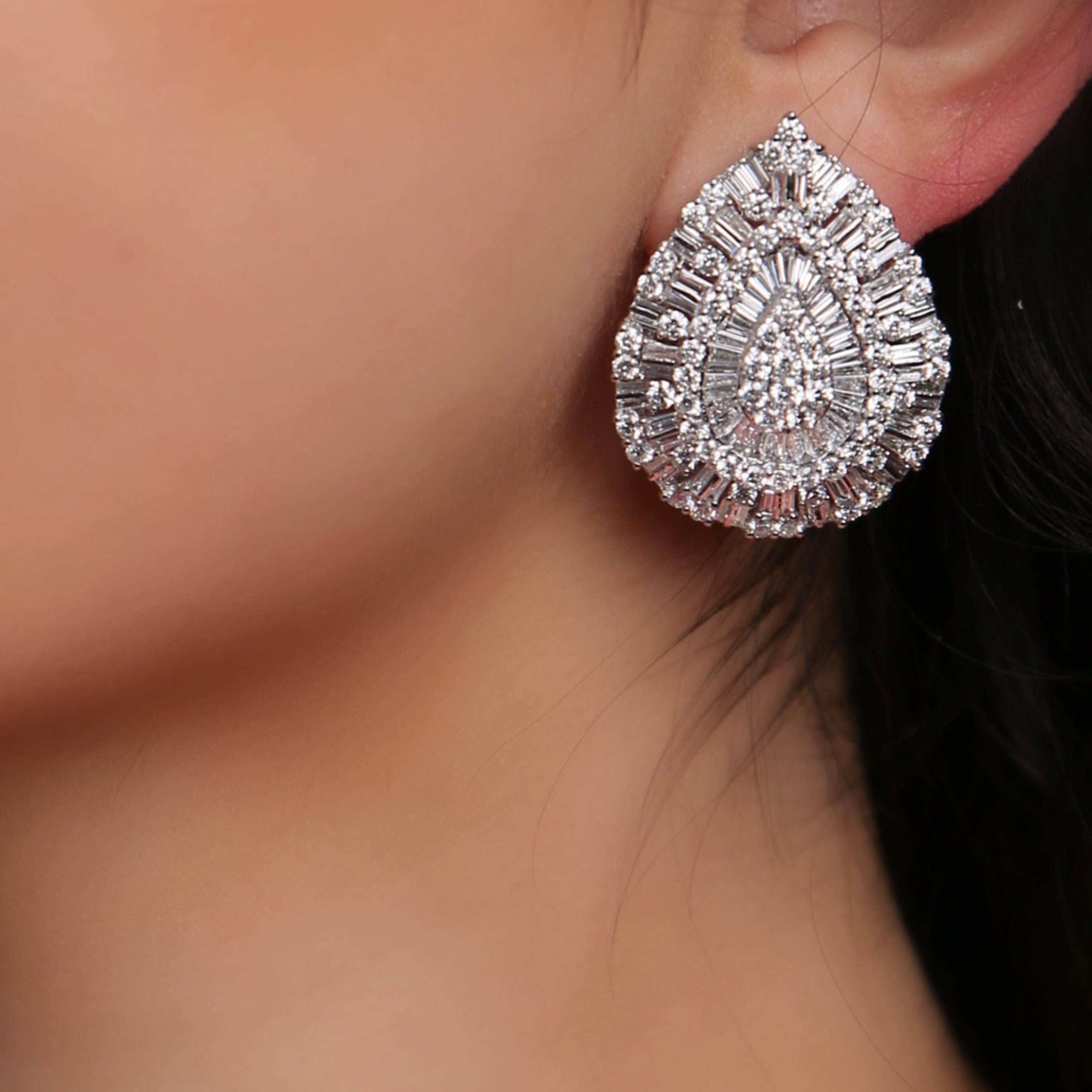 18 Karat White Gold Diamond Large Burst Pear Baguette Stud Earring In New Condition In Los Angeles, CA