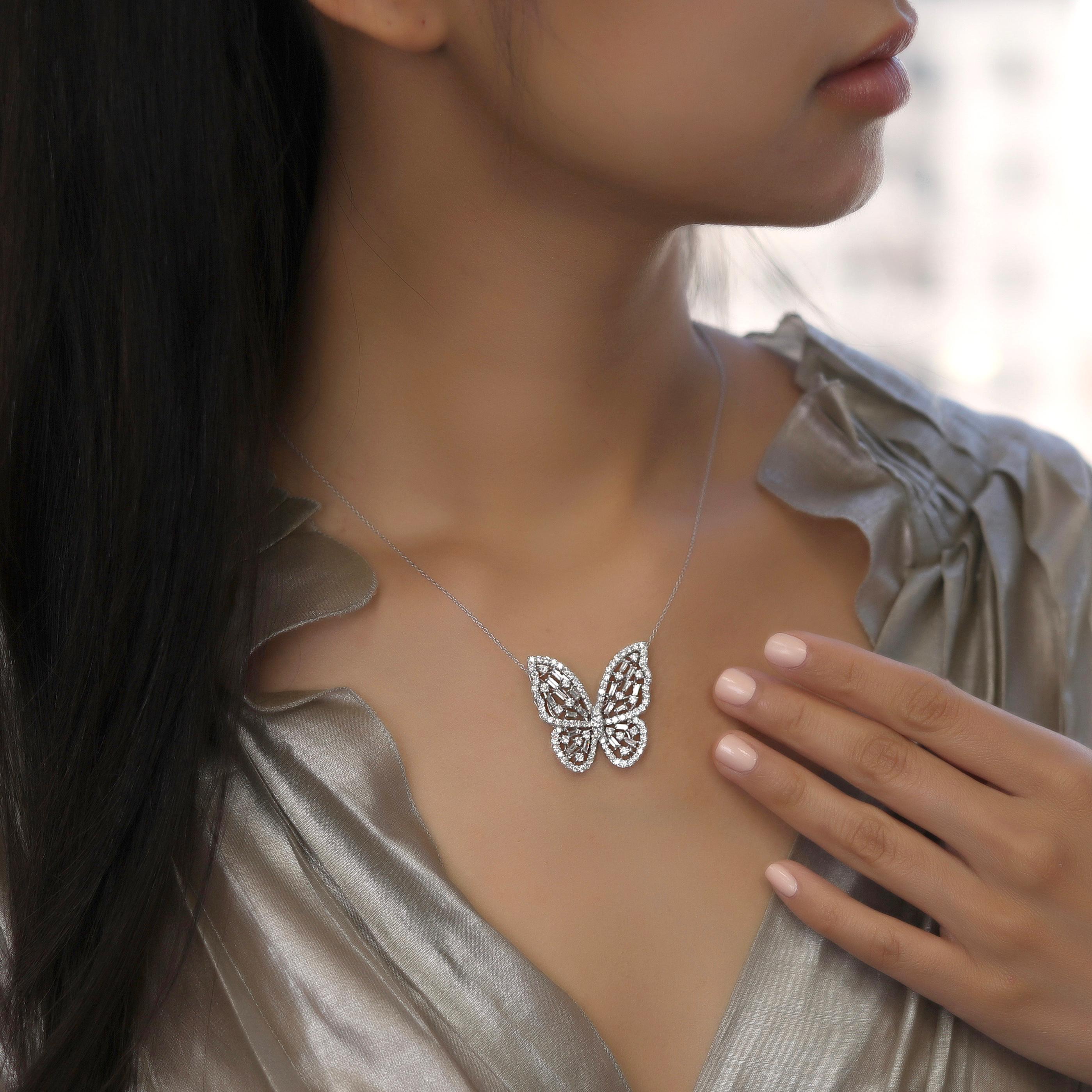 Grand collier papillon en or blanc 18 carats et diamants Unisexe en vente