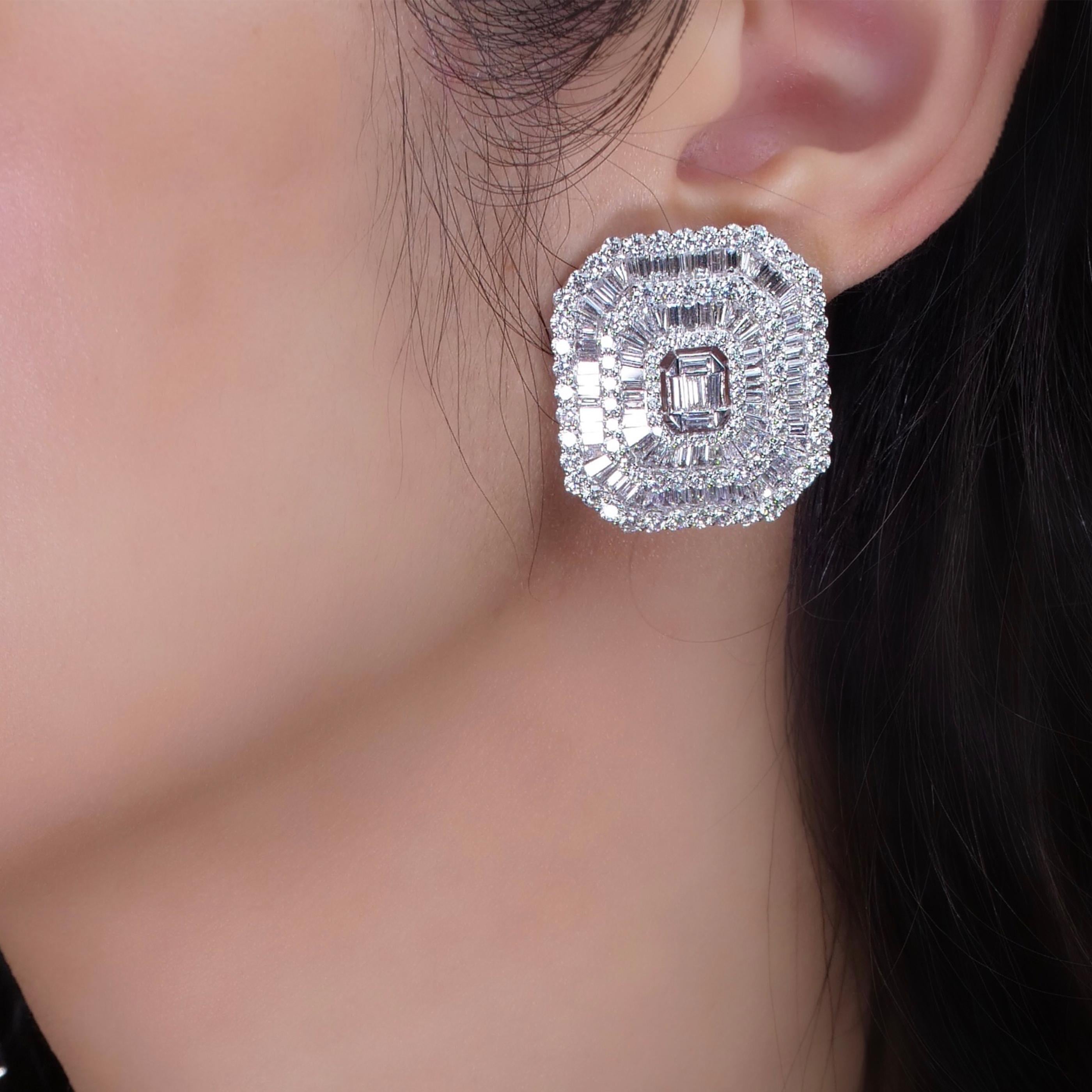 18 Karat White Gold Diamond Large Geometric Baguette Stud Earring In New Condition For Sale In Los Angeles, CA