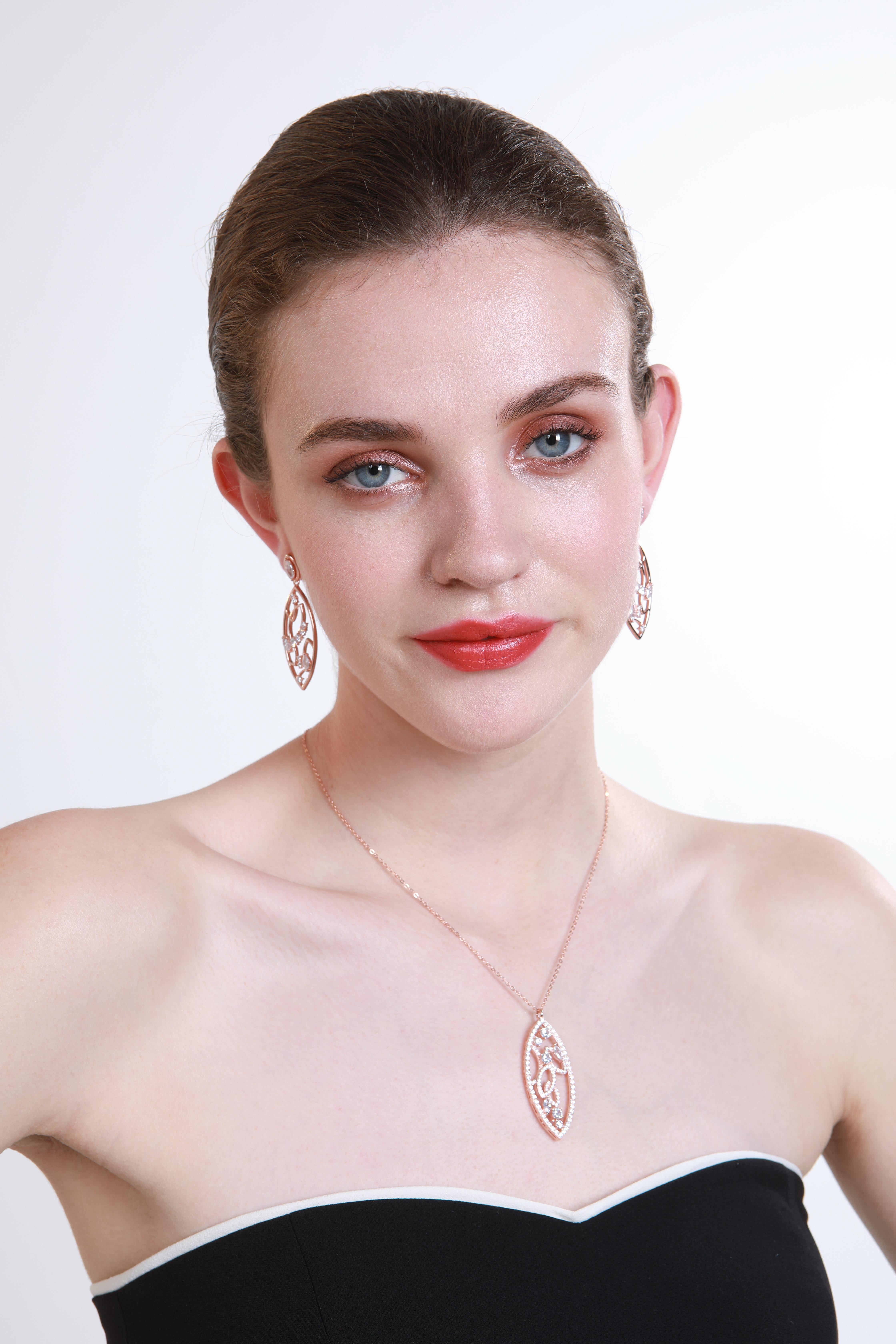 18 Karat White Gold Diamond Lattice Pendant Necklace In New Condition For Sale In London, GB
