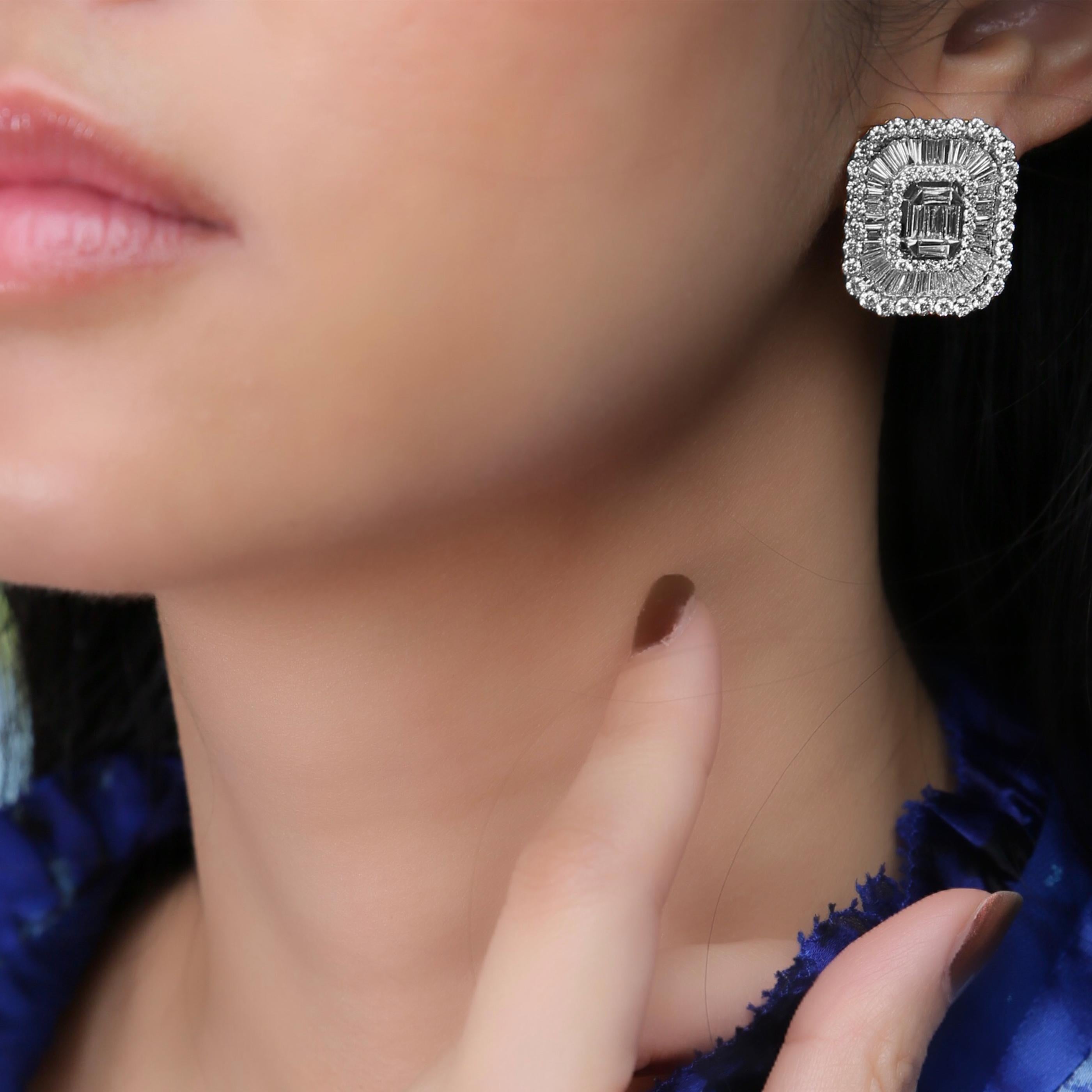 18 Karat White Gold Diamond Medium Classic Baguette Stud Earring In New Condition For Sale In Los Angeles, CA