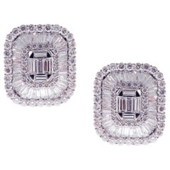 Clous d'oreilles classiques de taille moyenne en or blanc 18 carats avec diamants baguettes