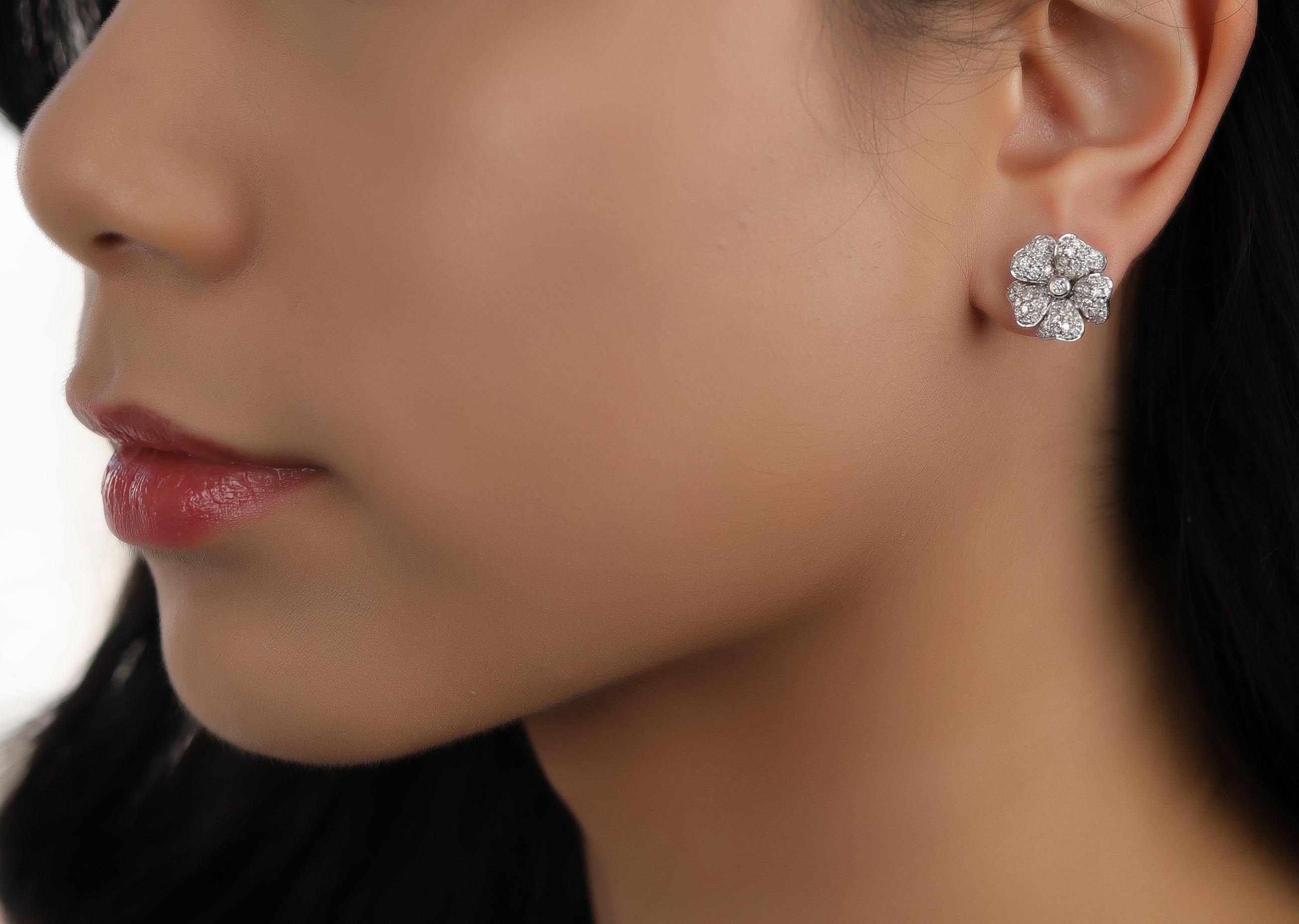 18 Karat White Gold Diamond Medium Classic Pave Flower Earring In New Condition For Sale In Los Angeles, CA