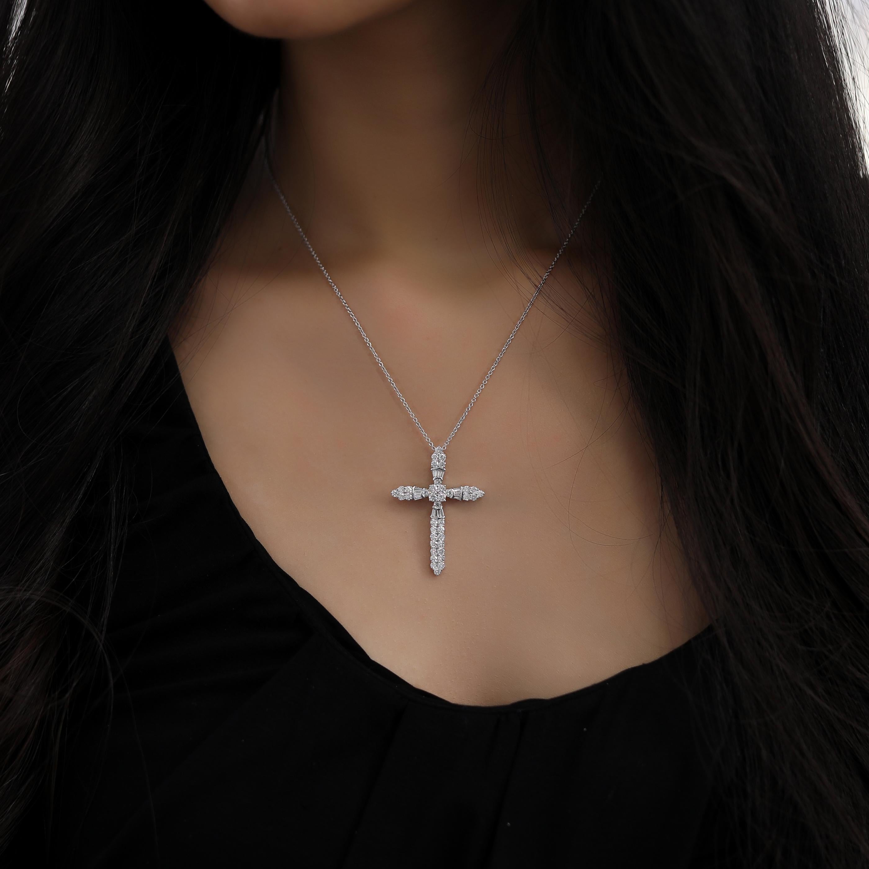 18 Karat White Gold Diamond Medium Cross Baguette Simple Necklace In New Condition In Los Angeles, CA