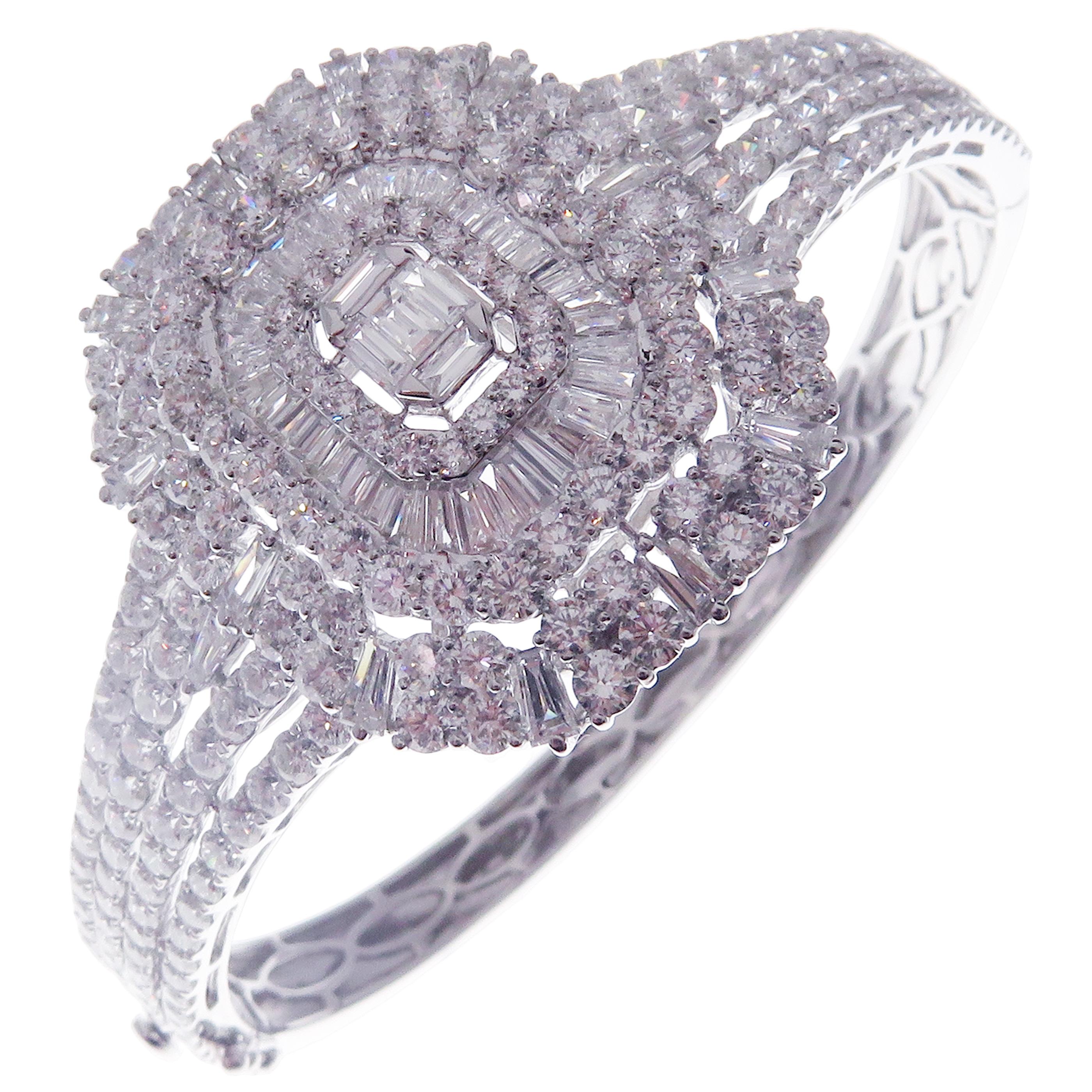Ce bracelet moderne de forme rectangulaire avec diamants ronds et baguettes est réalisé en or blanc 18 carats.
Ce bracelet présente 220 diamants blancs ronds totalisant 9,78 carats et 58 diamants blancs baguette totalisant 2,15 carats.
VS-G Diamants