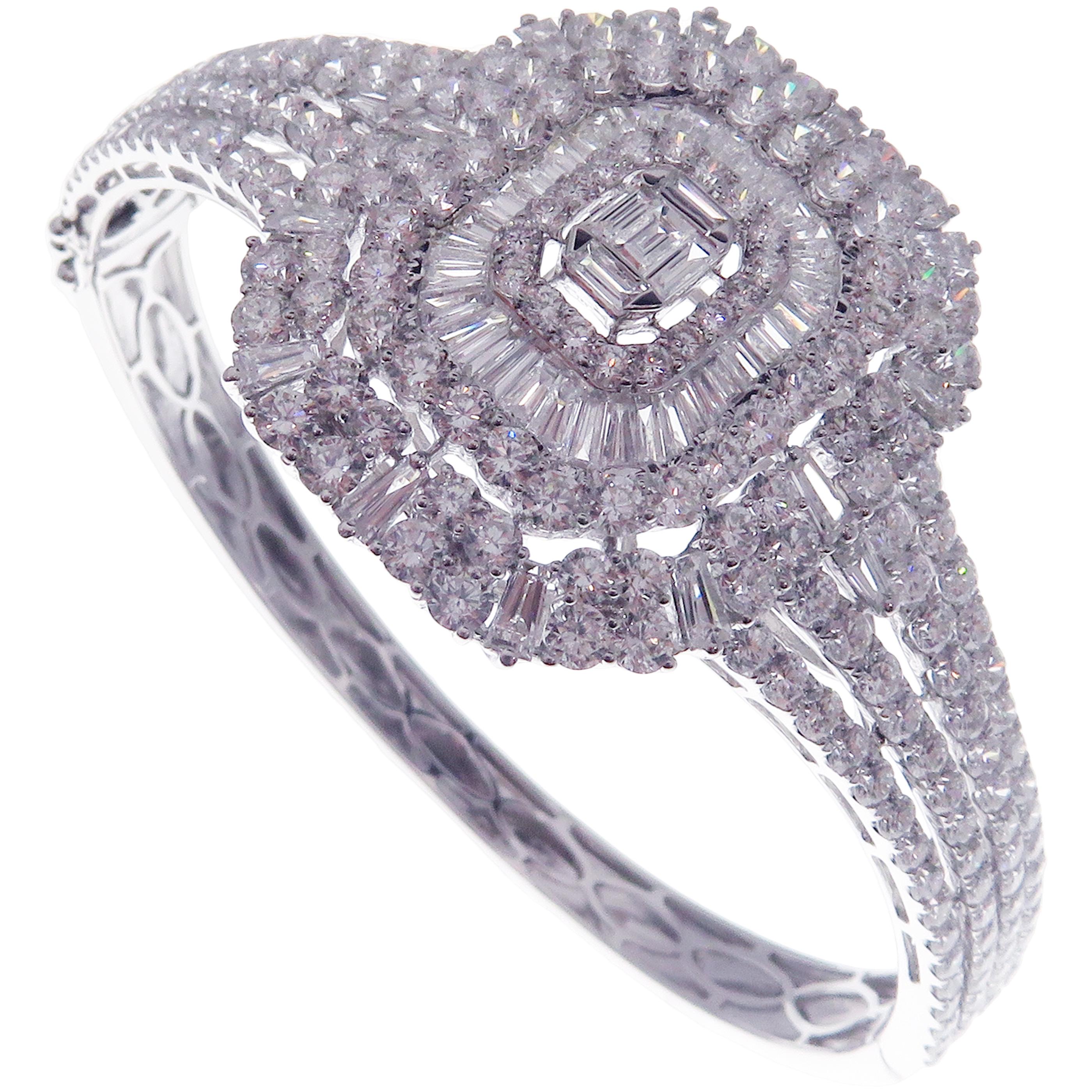 Taille baguette Bracelet en or blanc 18 carats avec un diamant en forme de baguette rectangulaire moyenne en vente