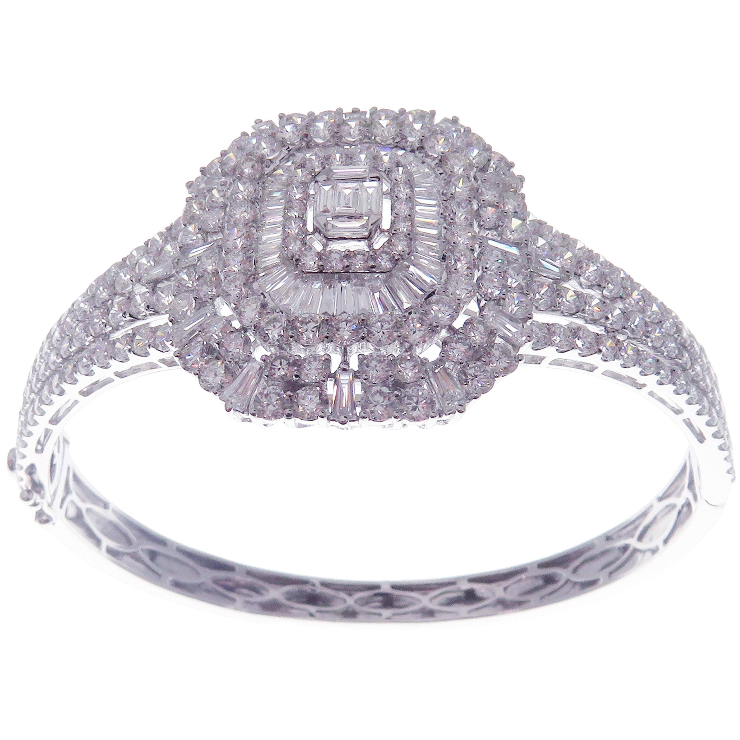 Bracelet en or blanc 18 carats avec un diamant en forme de baguette rectangulaire moyenne Neuf - En vente à Los Angeles, CA