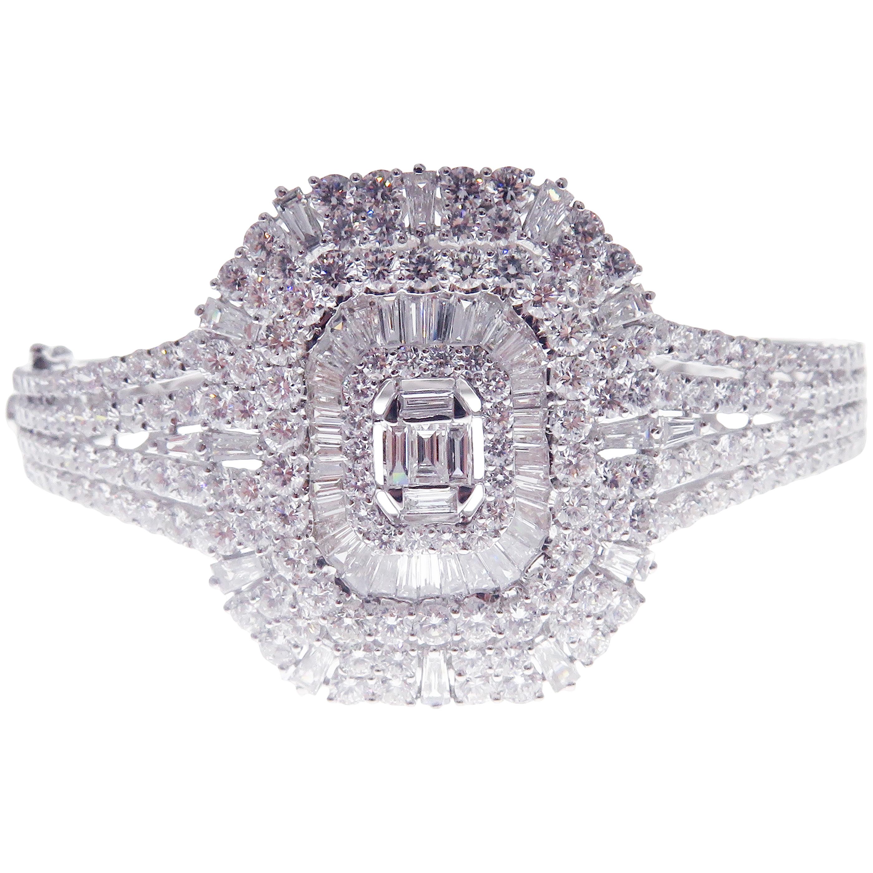 Bracelet en or blanc 18 carats avec un diamant en forme de baguette rectangulaire moyenne Unisexe en vente