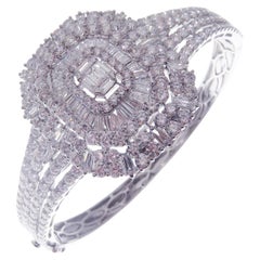 Bracelet en or blanc 18 carats avec un diamant en forme de baguette rectangulaire moyenne