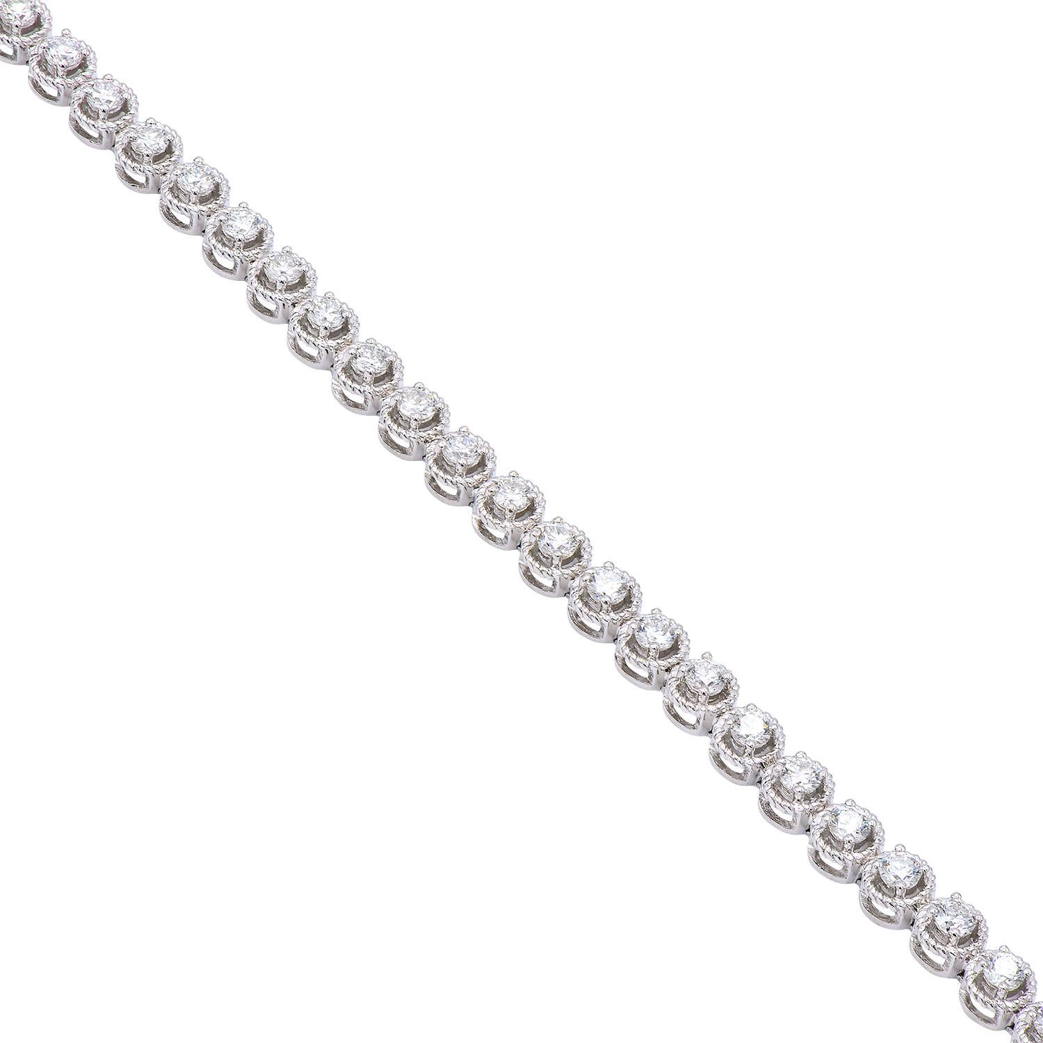 Ce bracelet en or blanc 18 carats utilise une technique millgrain pour ajouter des détails particuliers à chacun des 52 diamants ronds de couleur VS2, G. Les 6,9 grammes d'or entourent et mettent en valeur de manière experte les 1,49 carats de