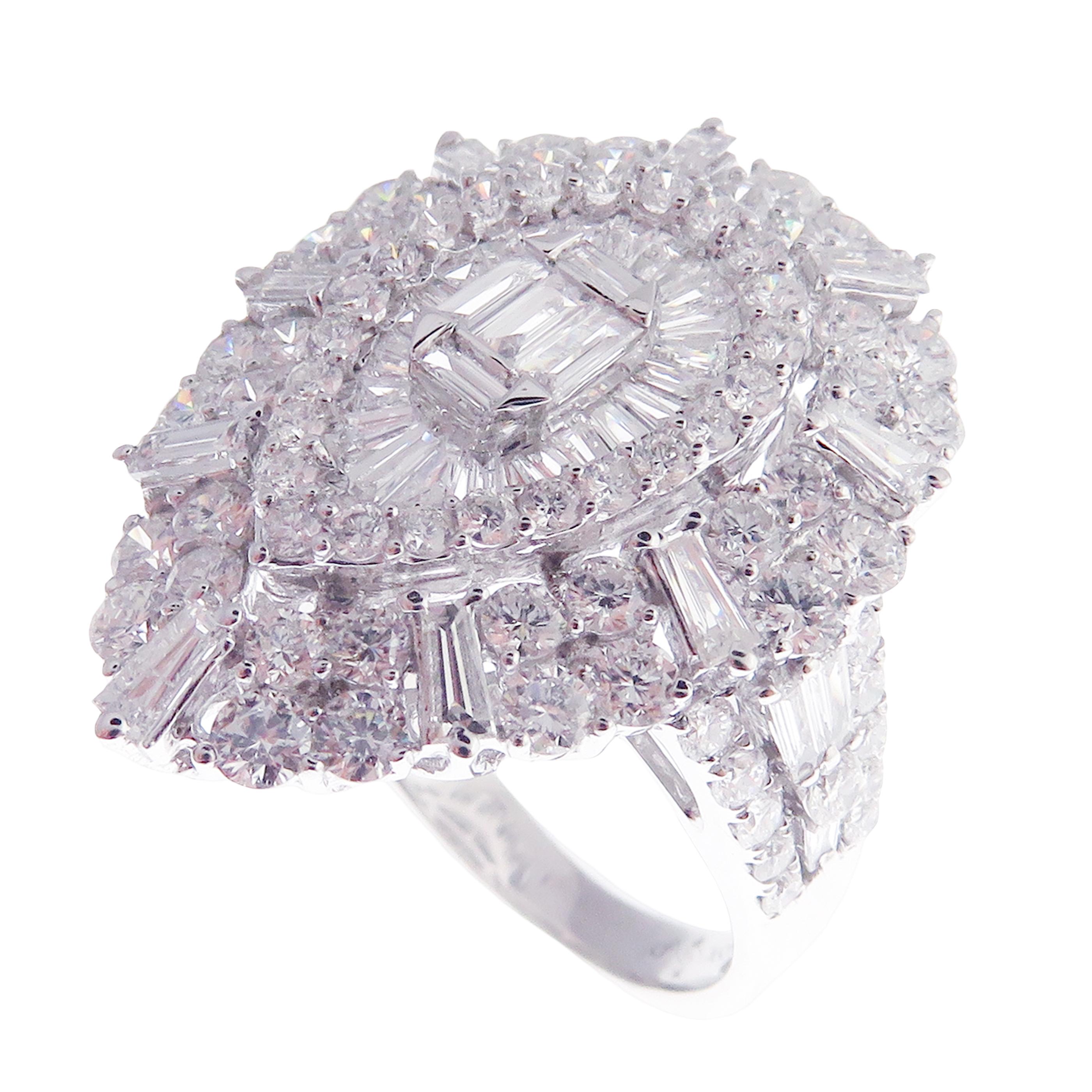 Dieser Baguette-Birnen-Diamantring ist aus 18 Karat Weißgold gefertigt und wiegt insgesamt etwa 2,77 Karat weiße Diamanten in SI-V-Qualität. Diamantverzierungen am Ringschaft und ein modernes Design unterstreichen die Schönheit des Rings. Dieser