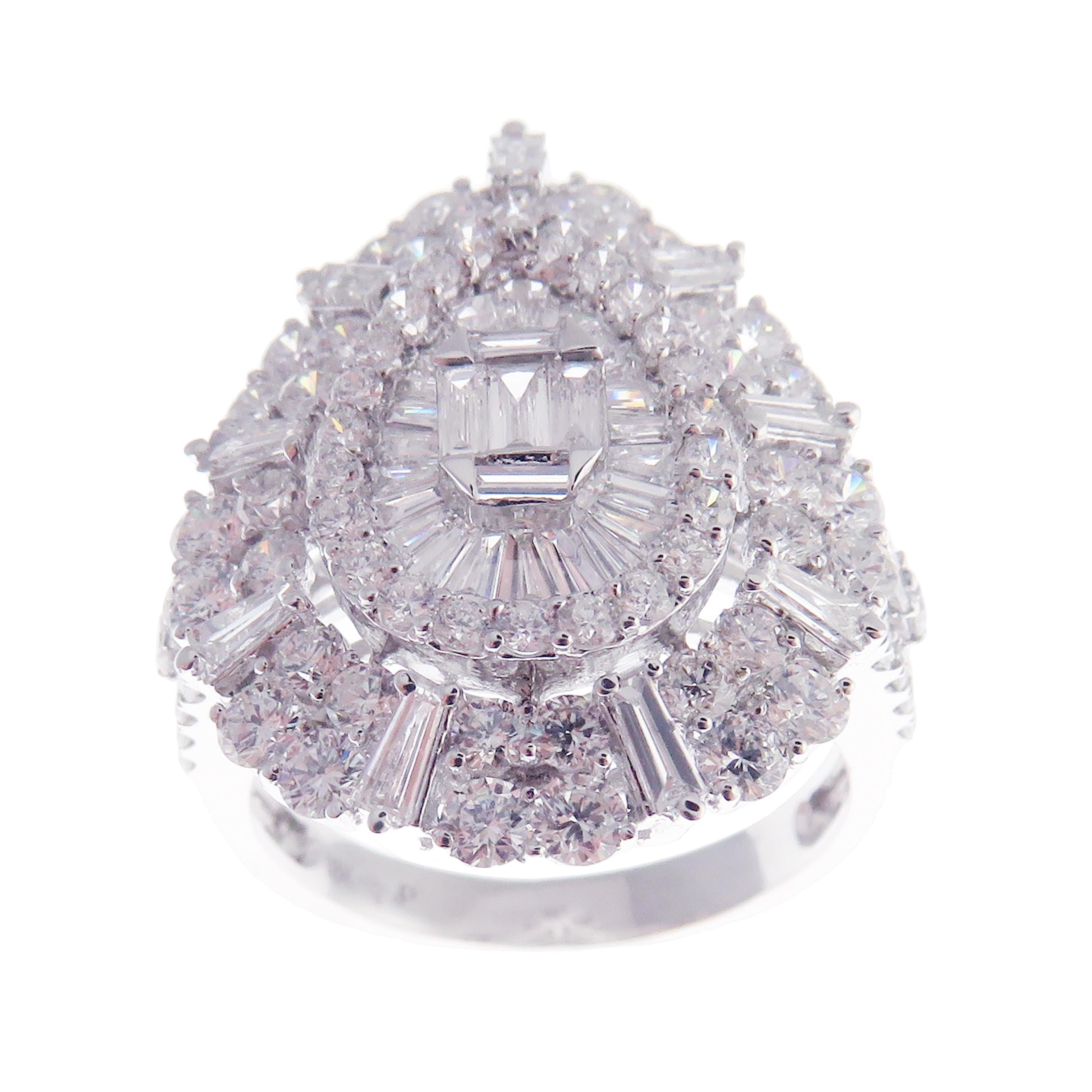 18 Karat Weißgold Diamant Moderner Baguette Birnenförmiger Fancy Ring (Baguetteschliff)