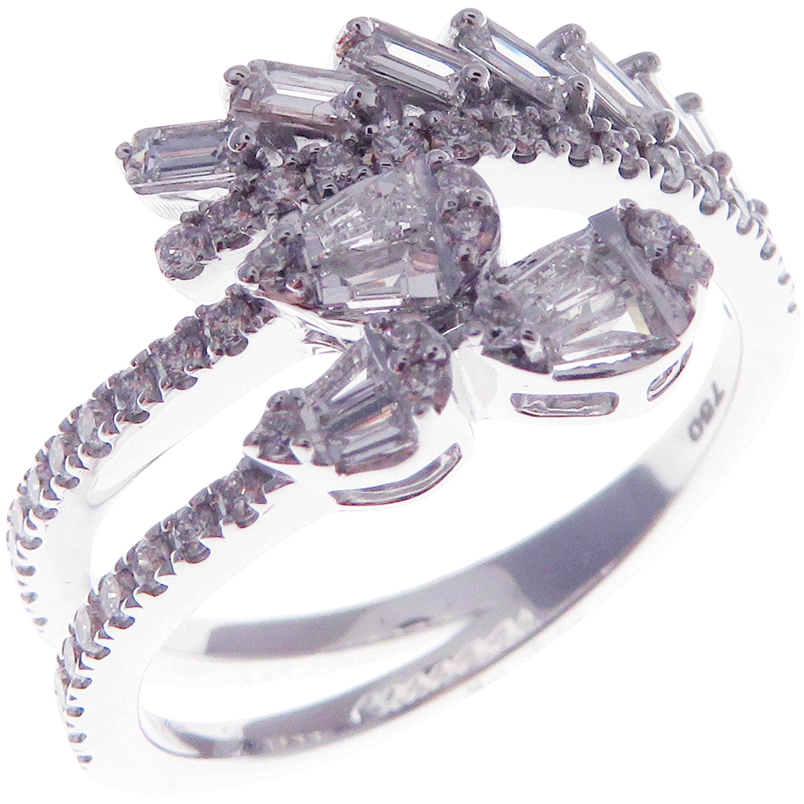 Dieser trendige mehrschichtige Ring ist aus 18 Karat Weißgold gefertigt und mit 43 runden weißen Diamanten von insgesamt 0,29 Karat und 13 weißen Baguette-Diamanten von insgesamt 0,47 Karat besetzt.
Ungefähres Gesamtgewicht 4,64 Gramm.
Standard