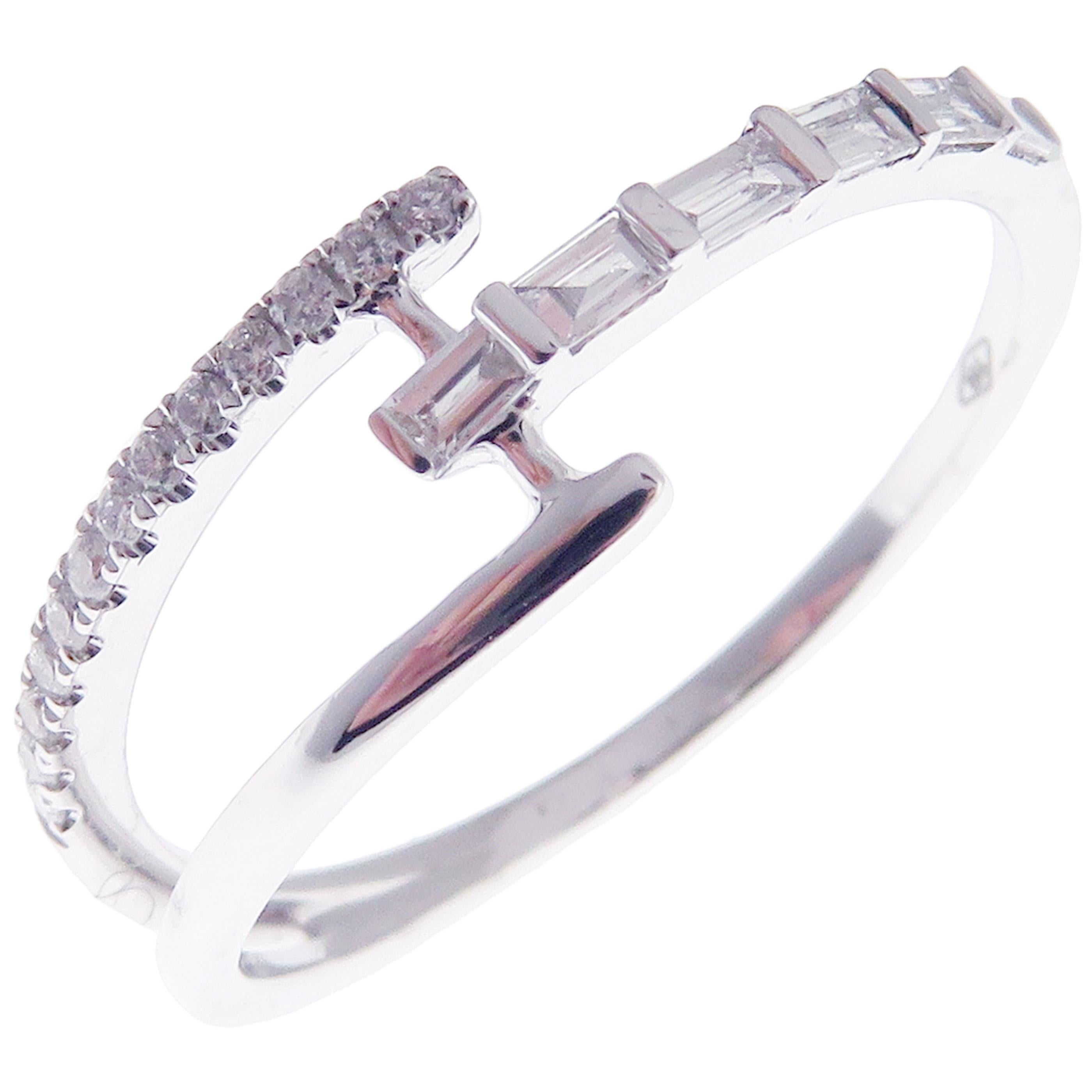 Dieser trendige, mehrschichtige Ring ist aus 18 Karat Weißgold gefertigt und mit 13 runden weißen Diamanten von insgesamt 0,08 Karat und 6 weißen Baguette-Diamanten von insgesamt 0,19 Karat besetzt.
Ungefähres Gesamtgewicht 1,91 Gramm.
Standard